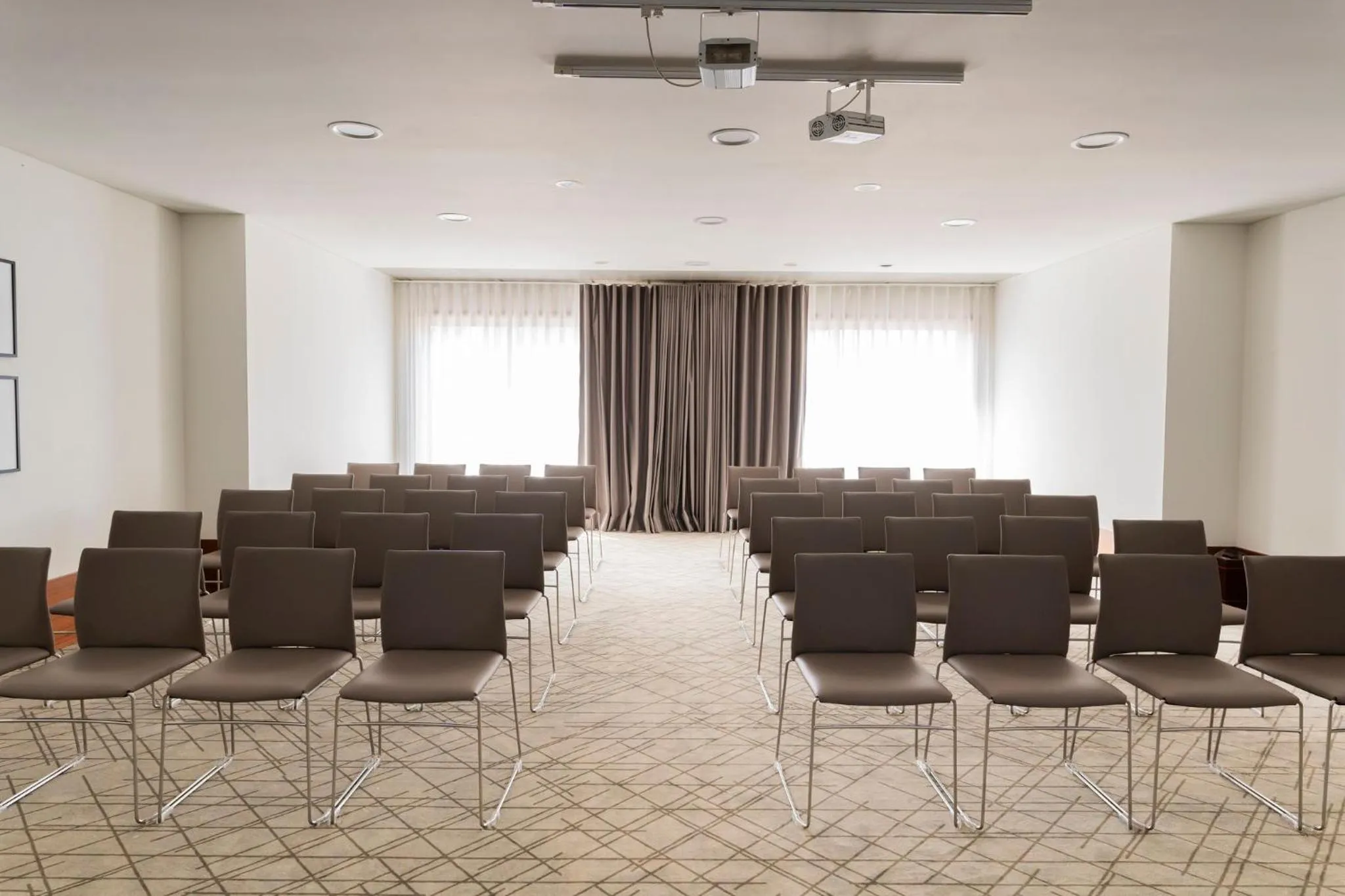 Meeting/conference room in Holiday Inn Porto Gaia by IHG