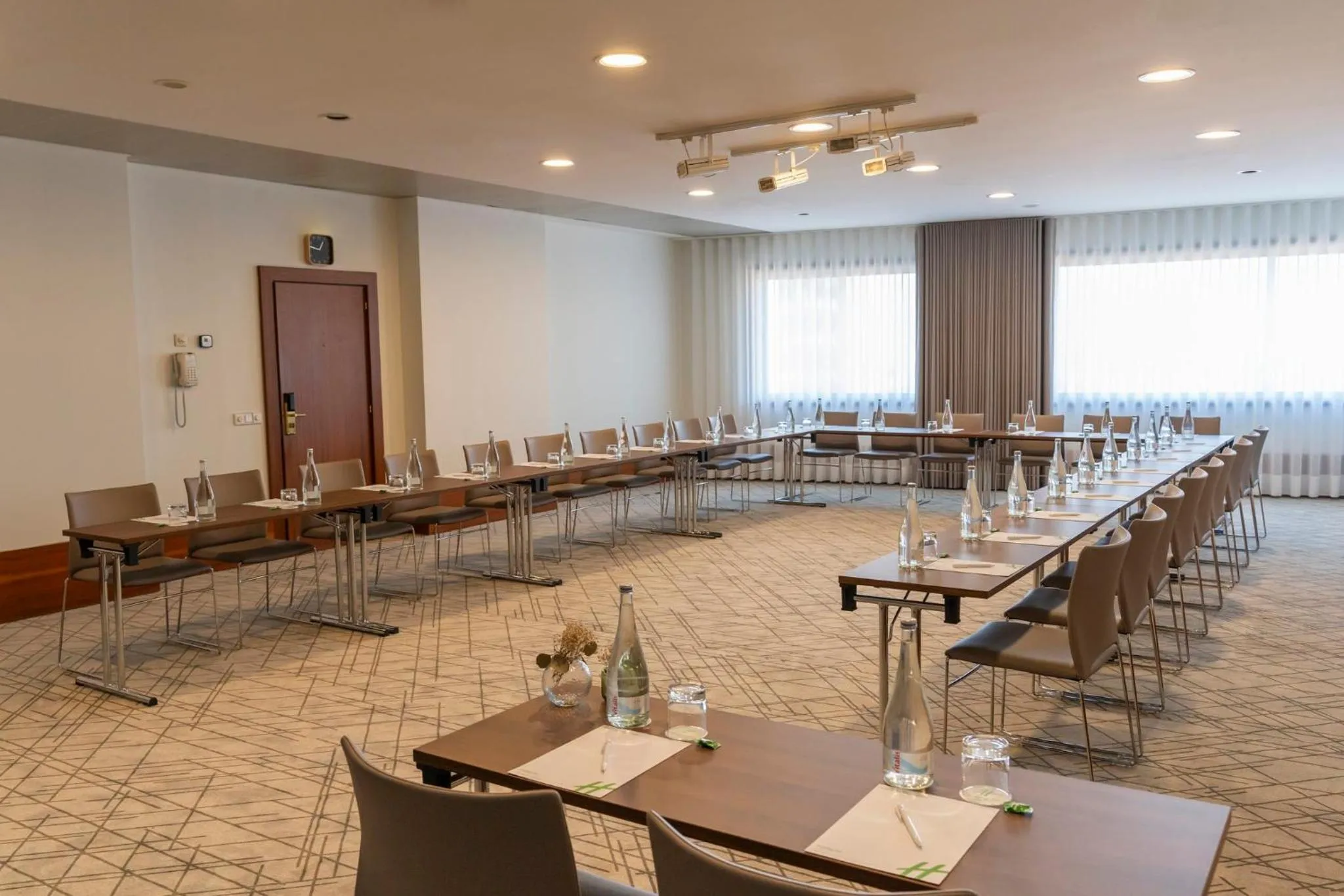 Meeting/conference room in Holiday Inn Porto Gaia by IHG
