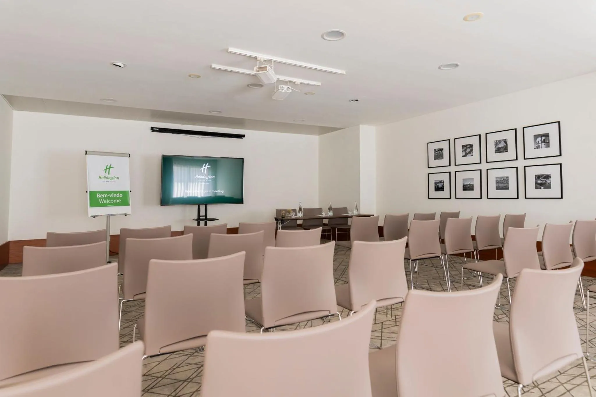 Meeting/conference room in Holiday Inn Porto Gaia by IHG