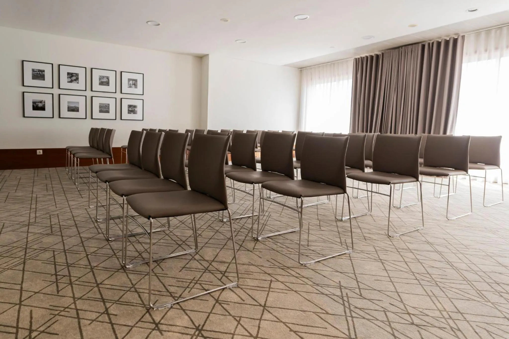 Meeting/conference room in Holiday Inn Porto Gaia by IHG