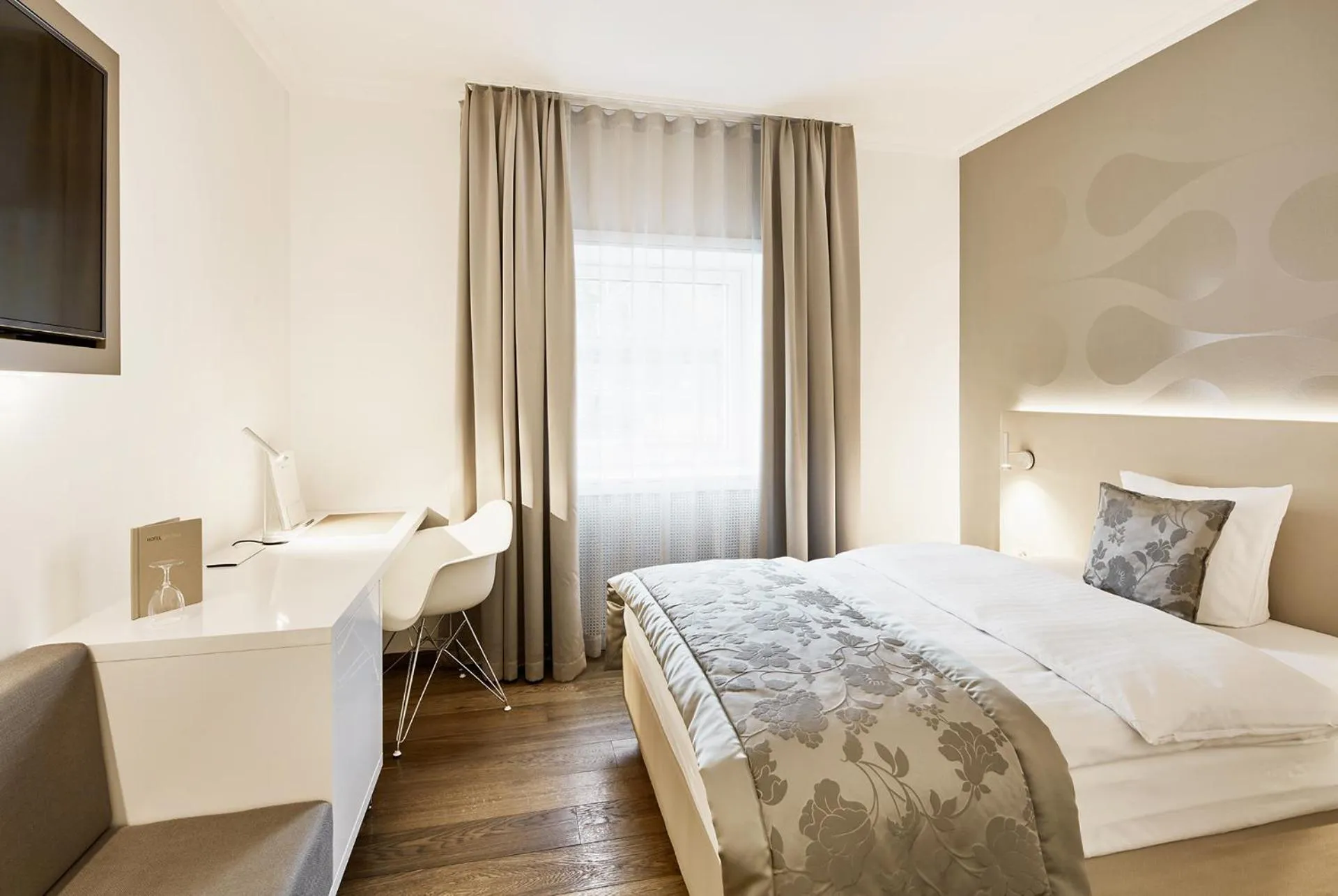 Photo of the whole room, Bed in Hotel Uzwil