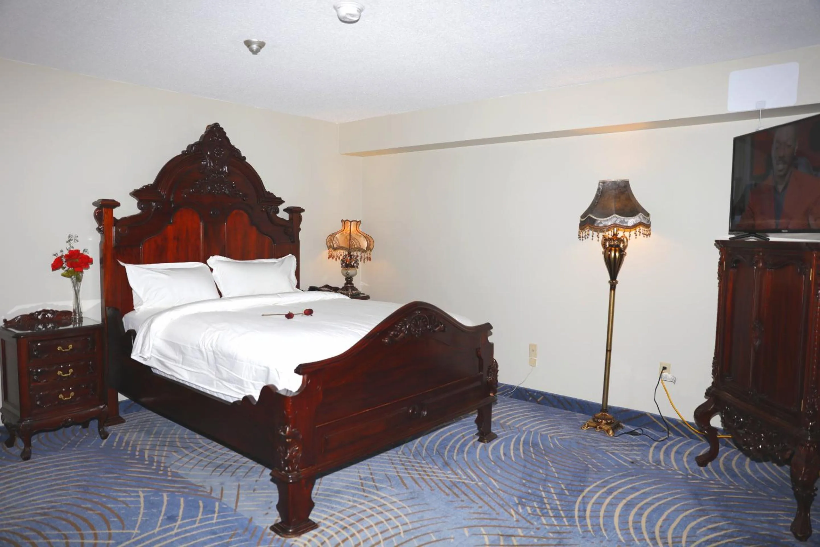 Bed in Fullerton Manor Inn