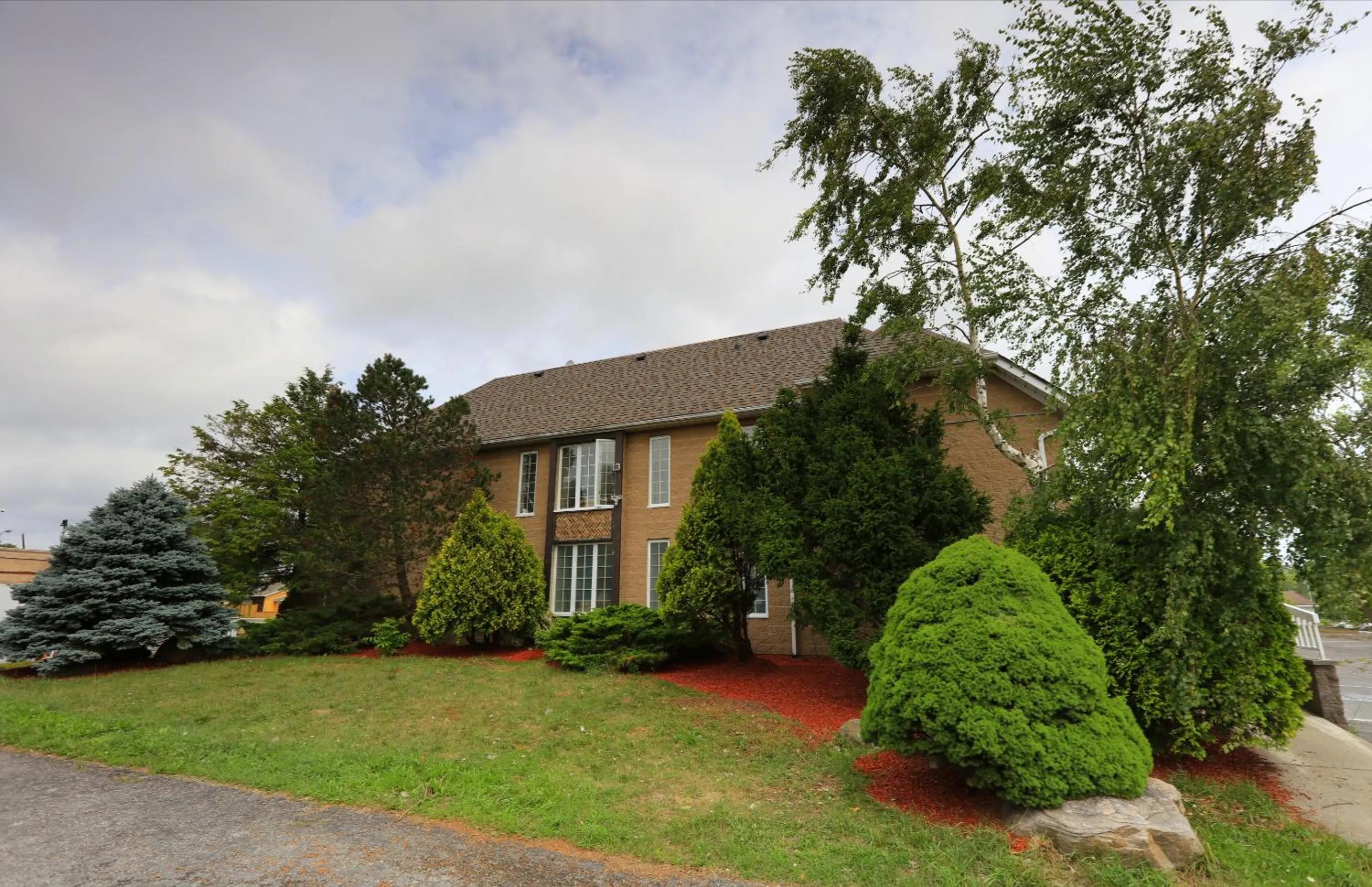 Property building in Fullerton Manor Inn