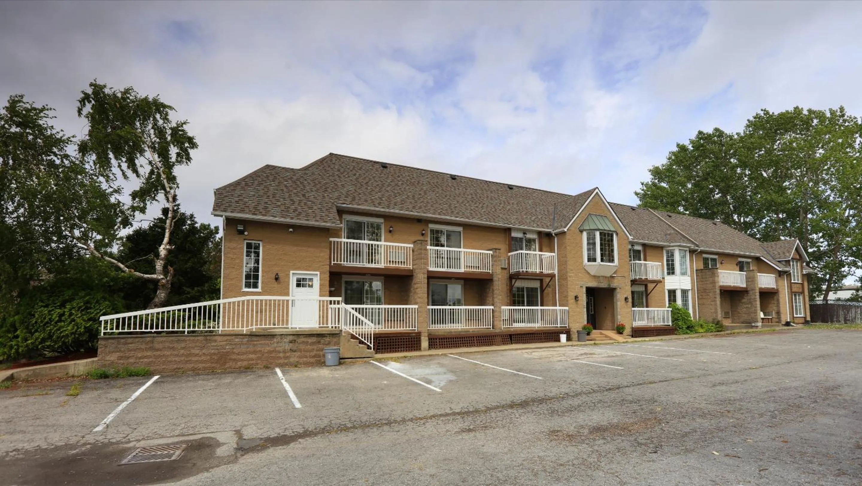 Property building in Fullerton Manor Inn
