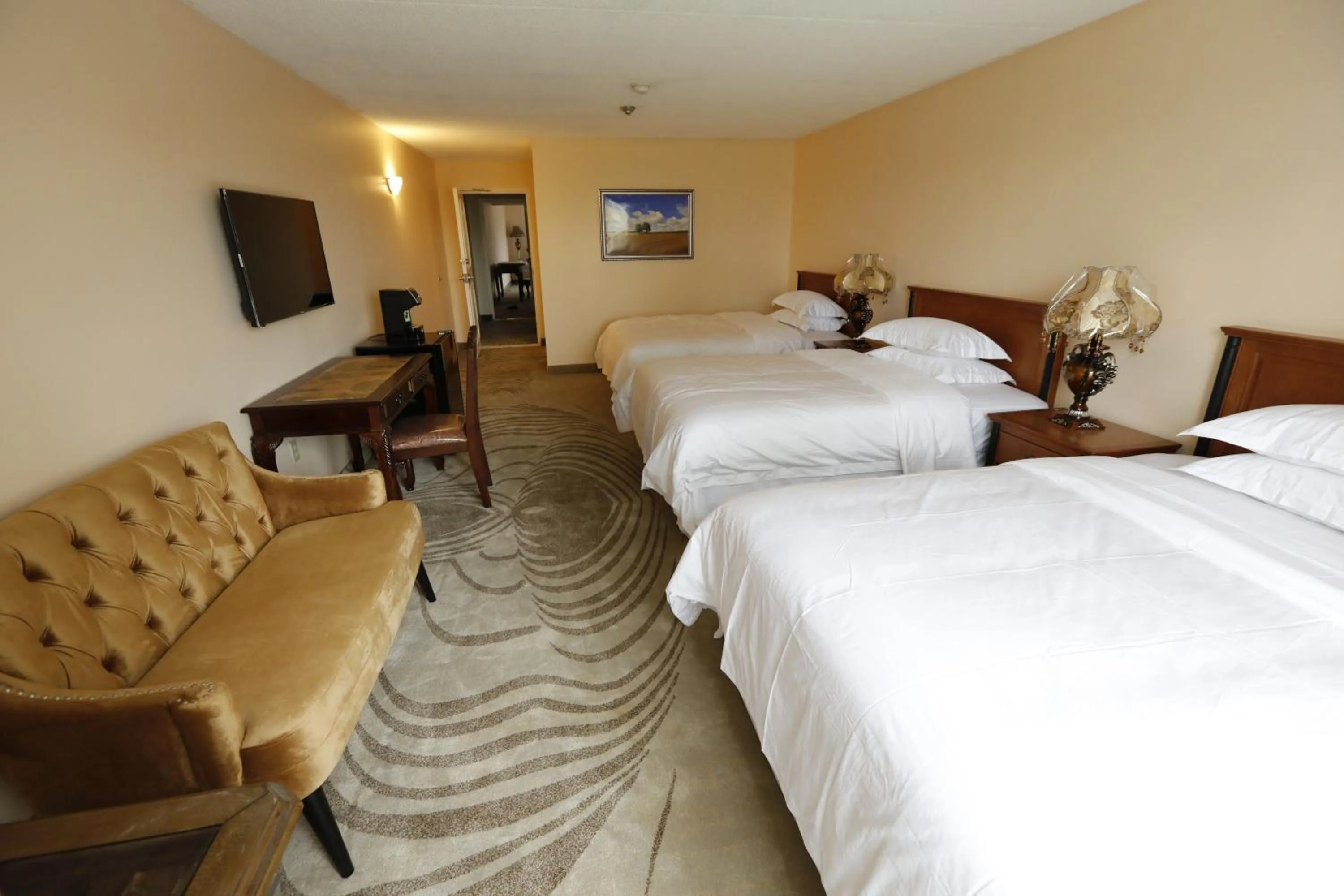 Bed in Fullerton Manor Inn