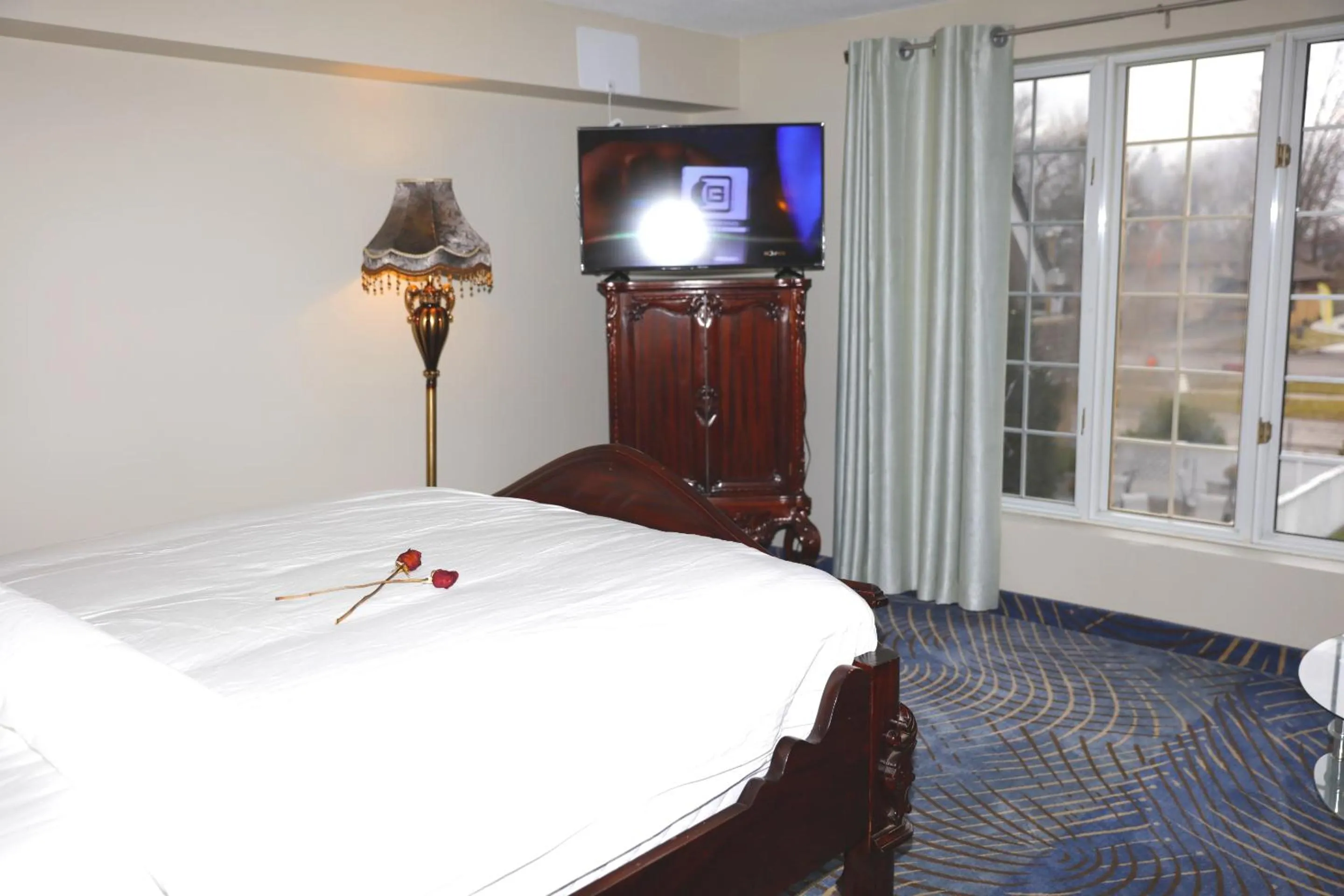 Bed in Fullerton Manor Inn