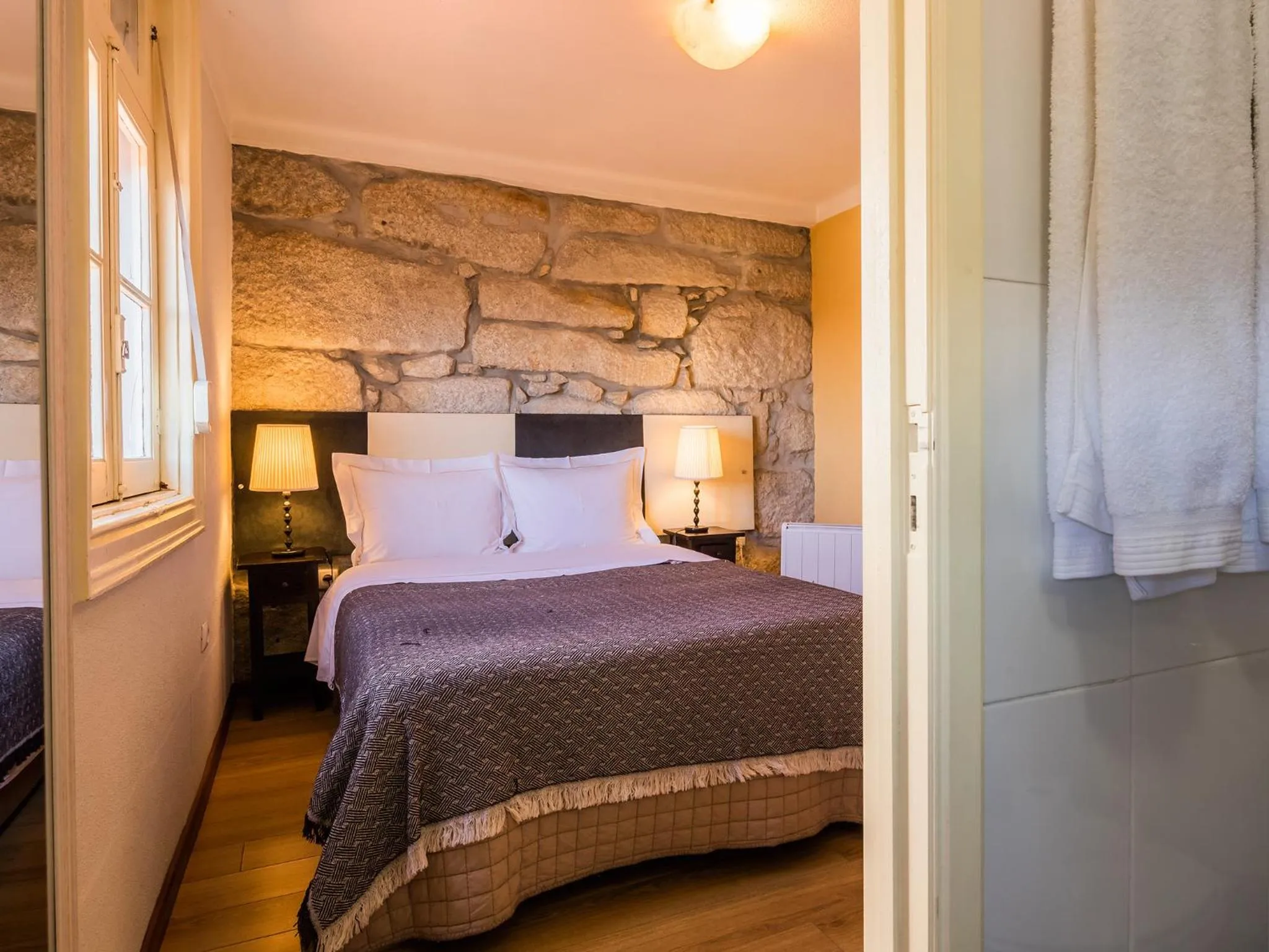 Photo of the whole room, Bed in Pedra Iberica