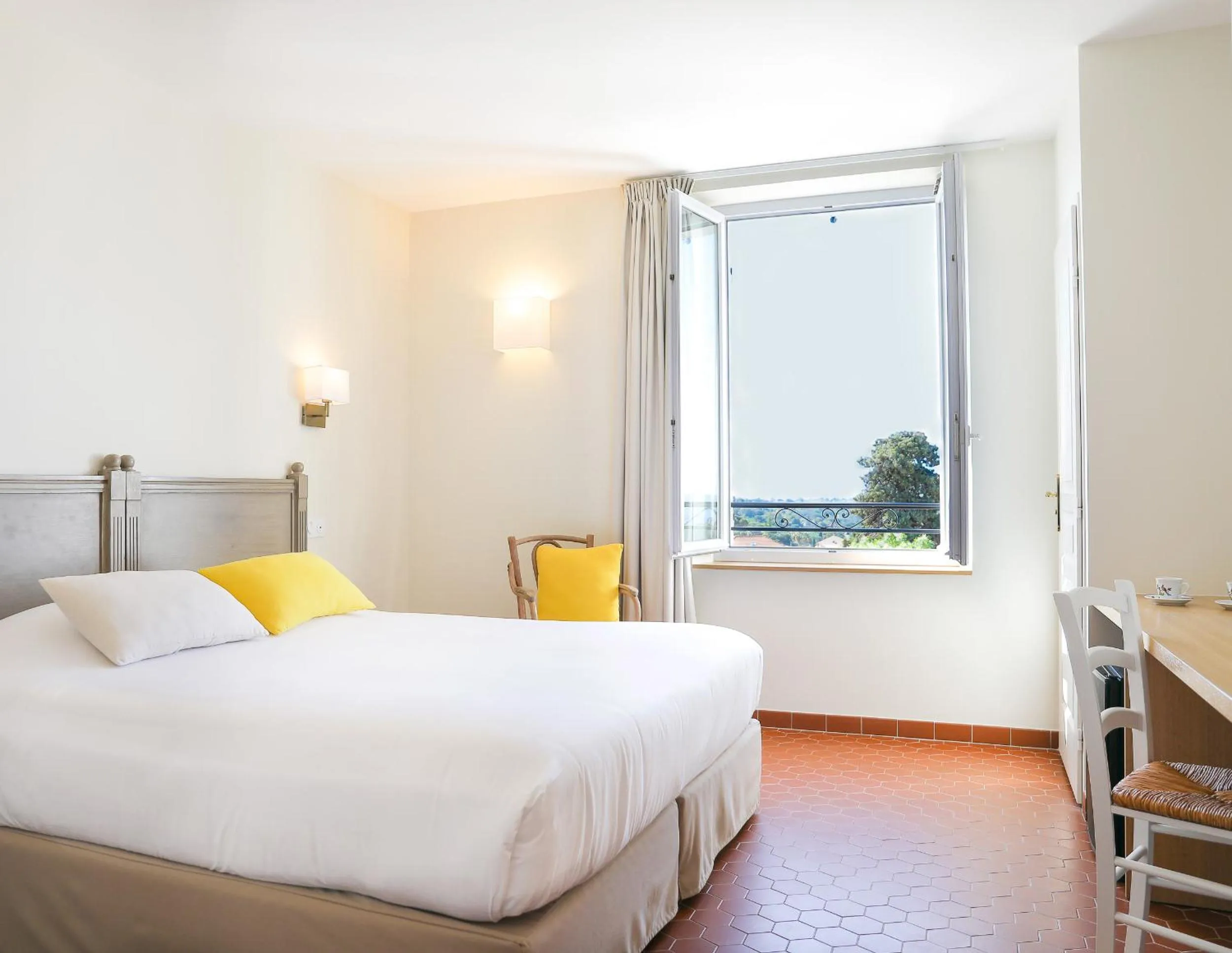 Photo of the whole room, Bed in Hotel La Bienvenue