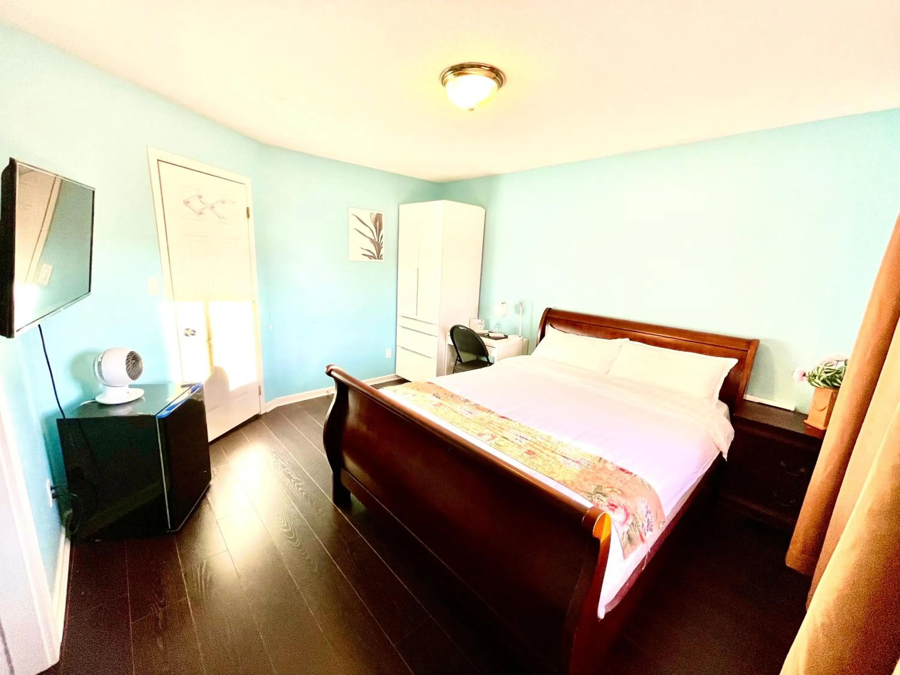 Photo of the whole room in Vancouver Bed & Breakfast