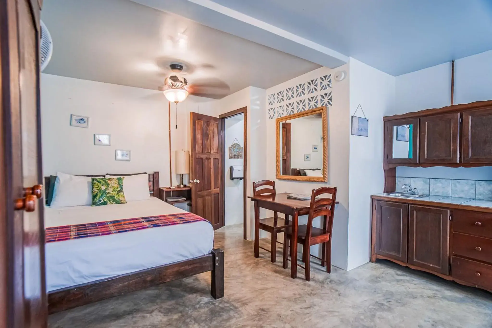 Budget Double Room in Drift Inn San Pedro Budget Double Room in Drift Inn San Pedro