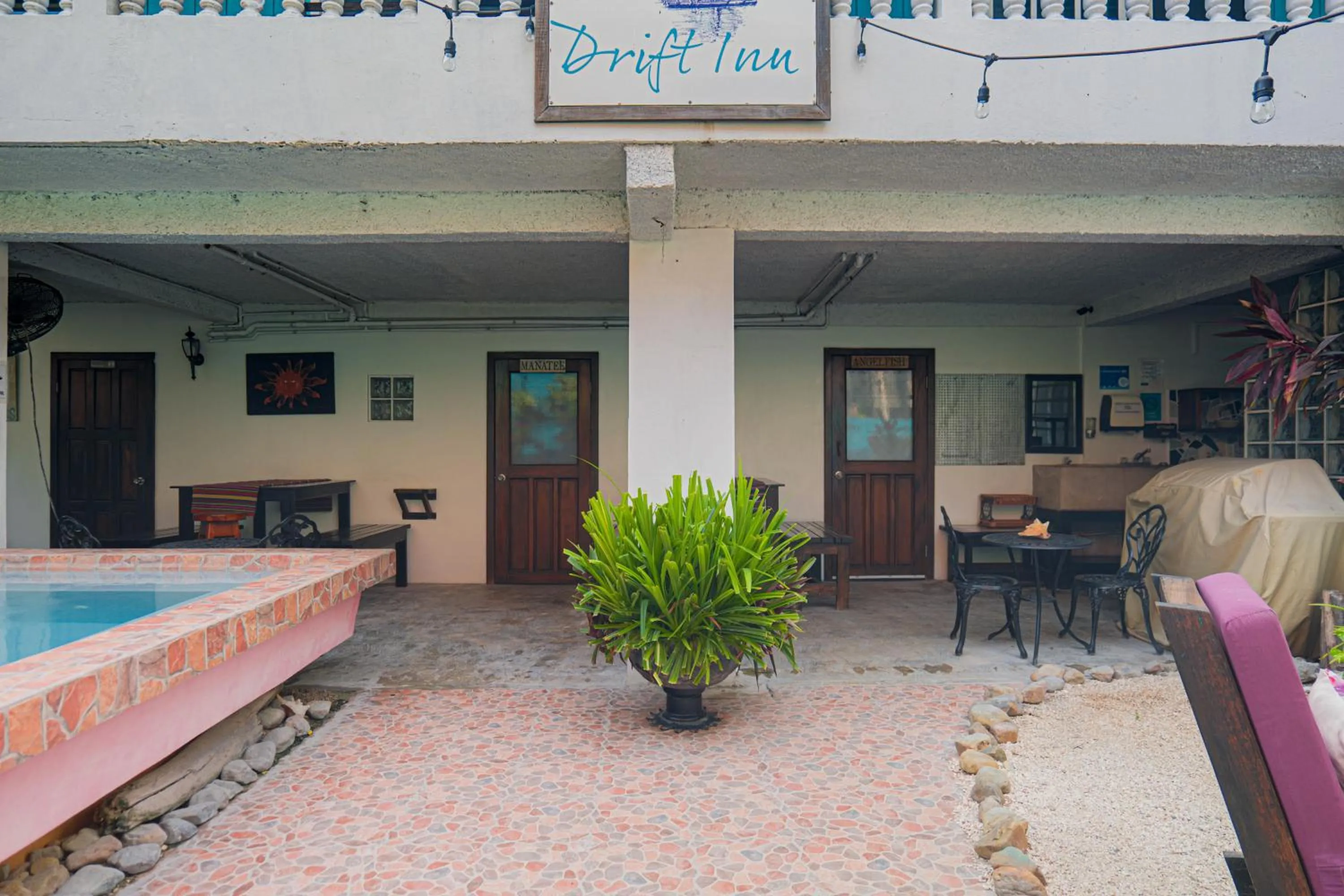 Inner courtyard view in Drift Inn San Pedro