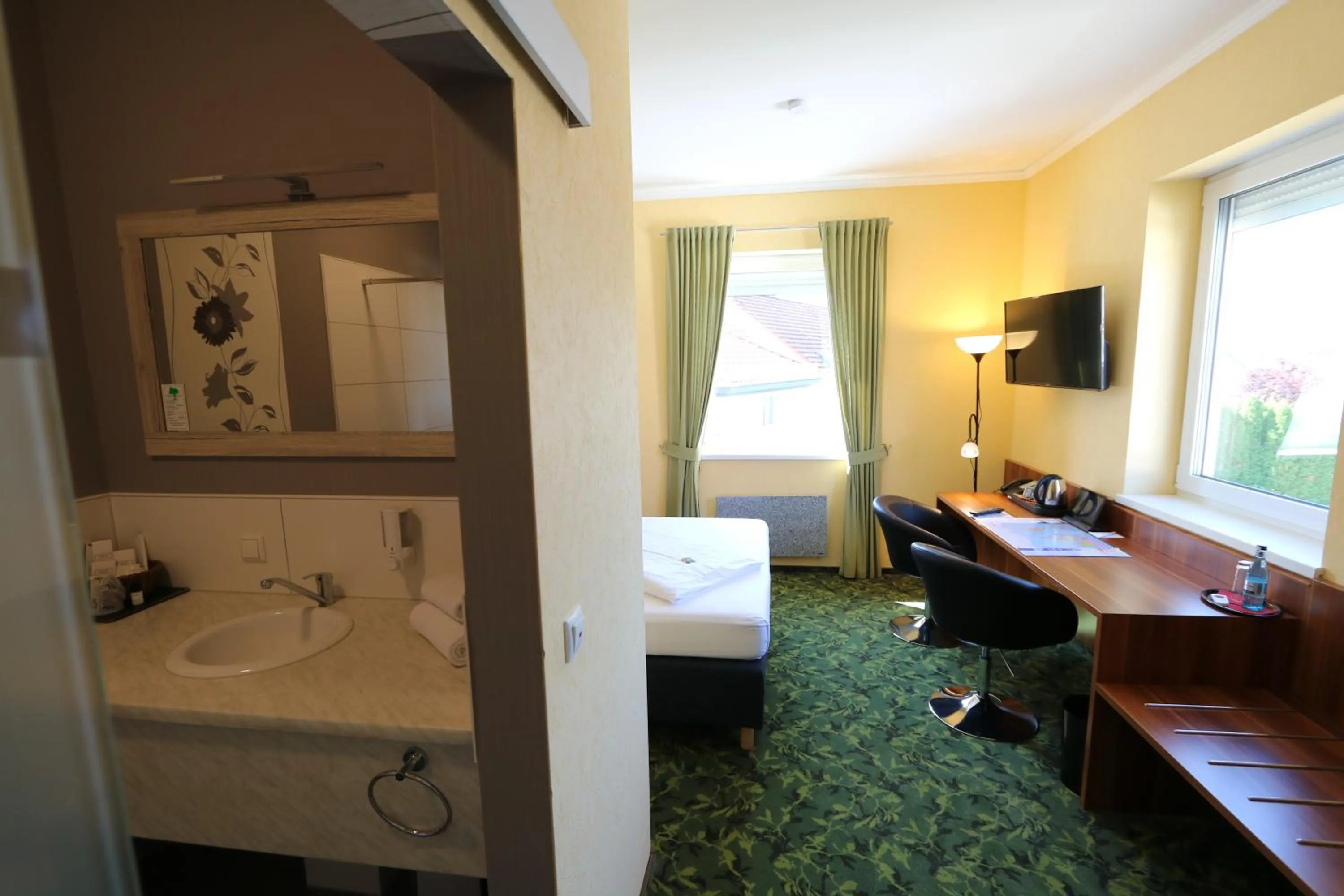 Photo of the whole room, Bed in Hotel Deutscher Hof