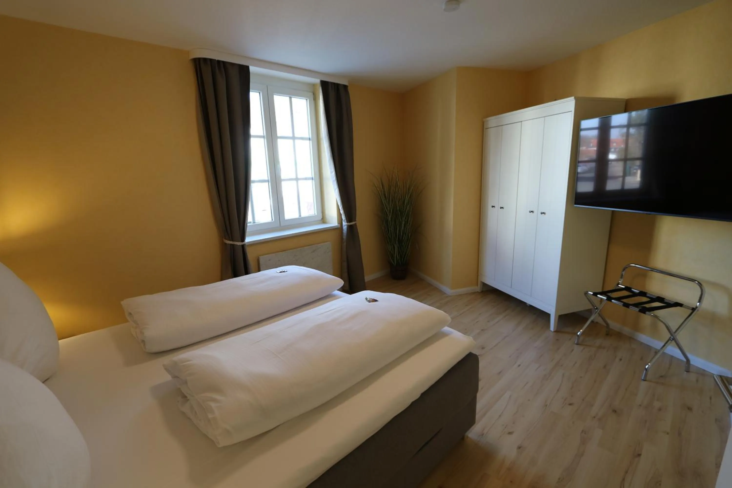 Bedroom, Bed in Hotel Deutscher Hof