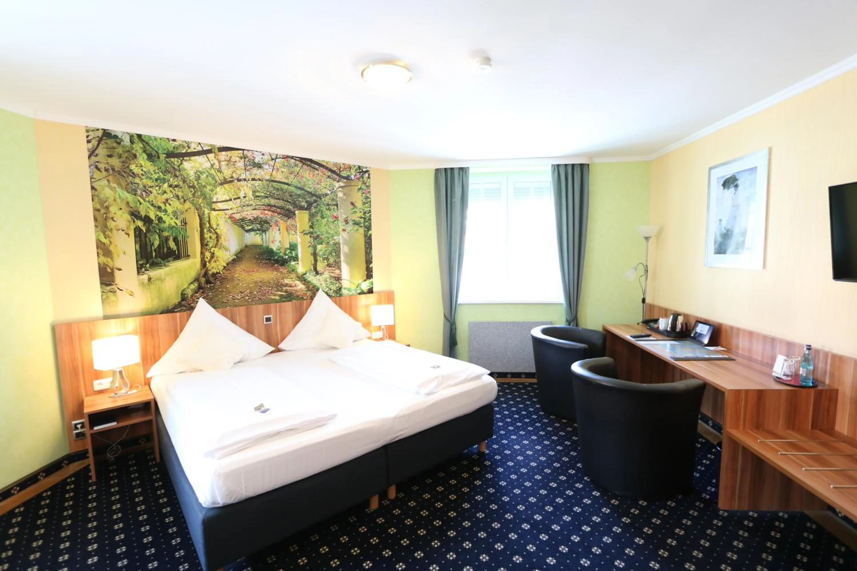 Photo of the whole room, Bed in Hotel Deutscher Hof