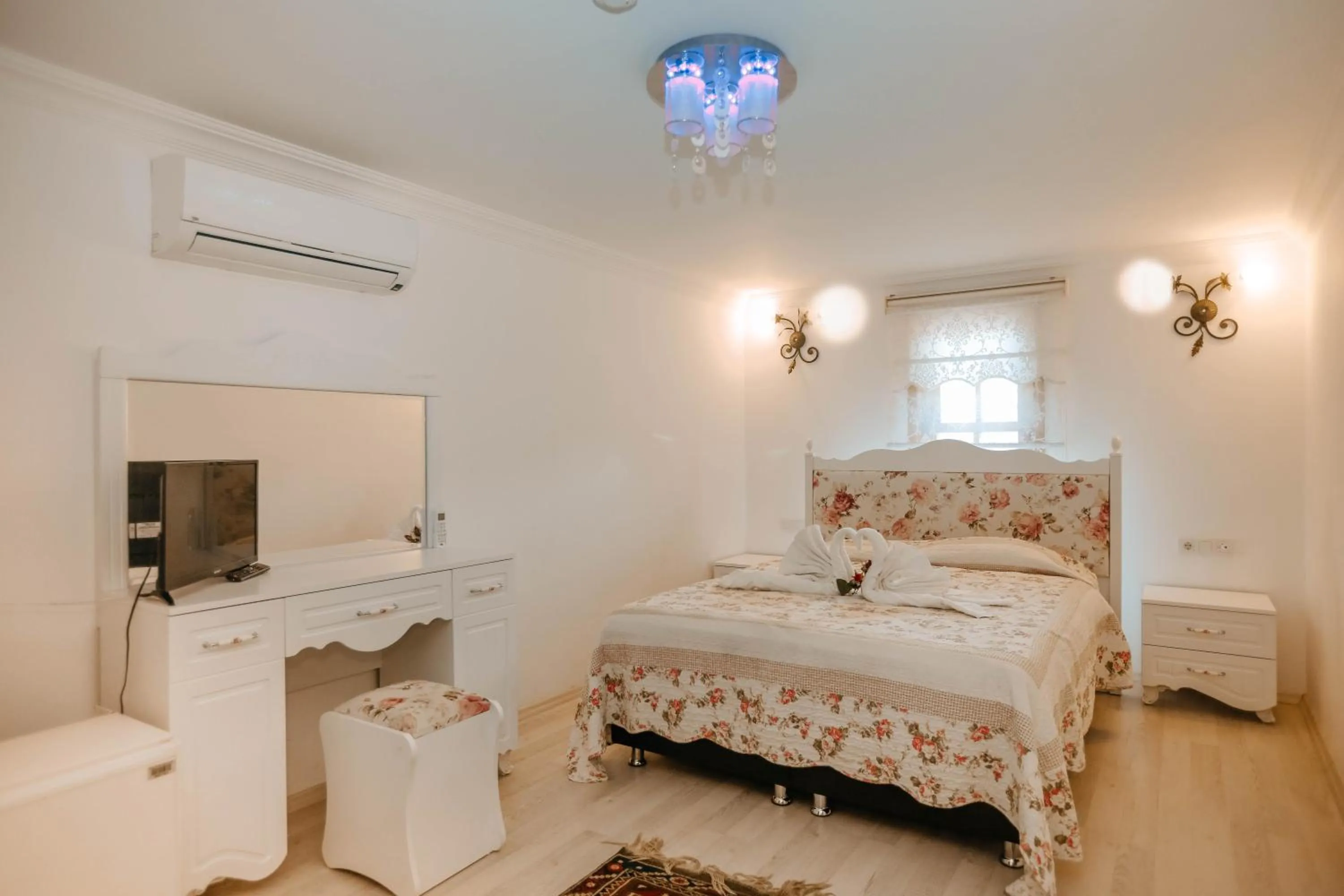 Photo of the whole room in Patio Hotel