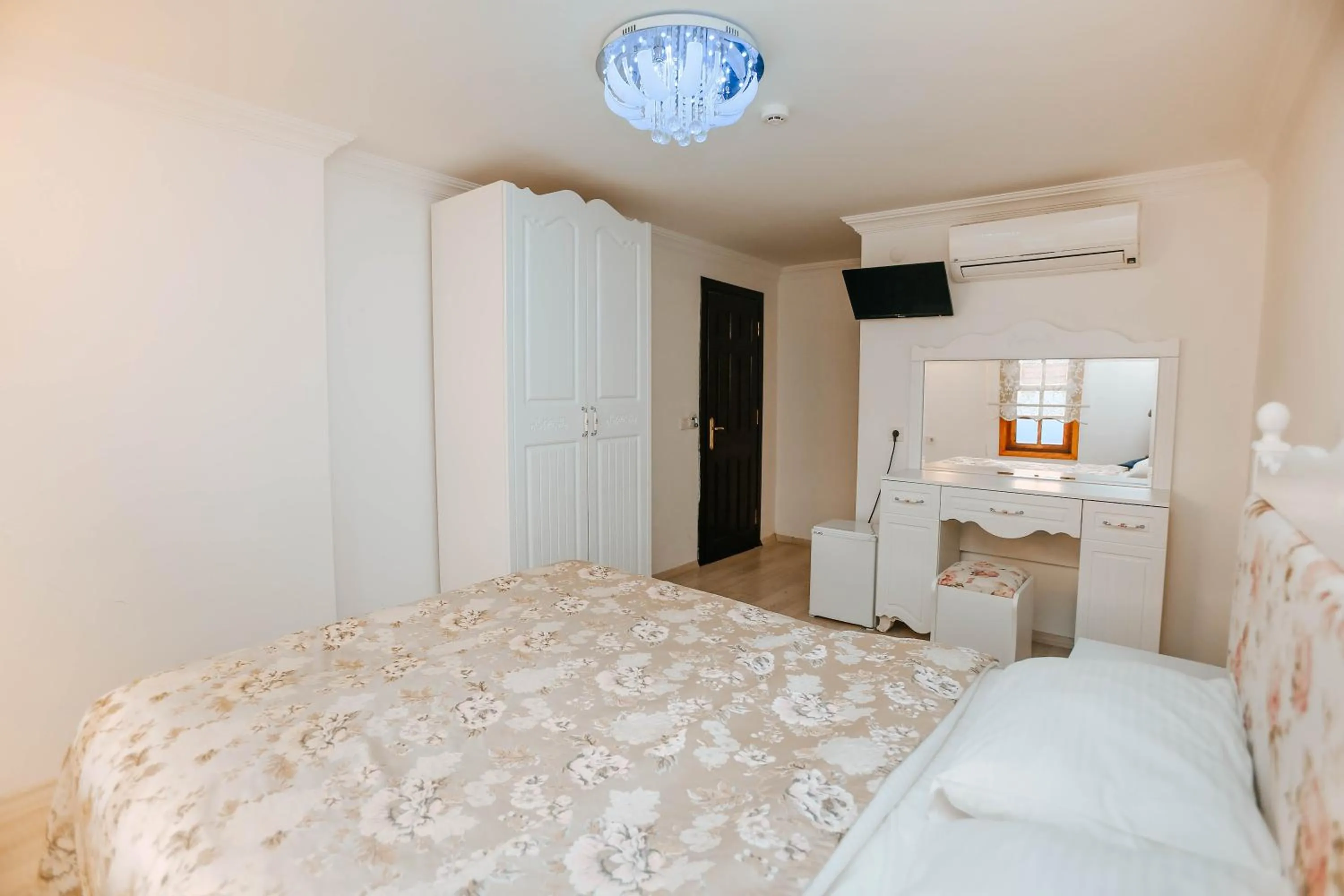 Photo of the whole room in Patio Hotel