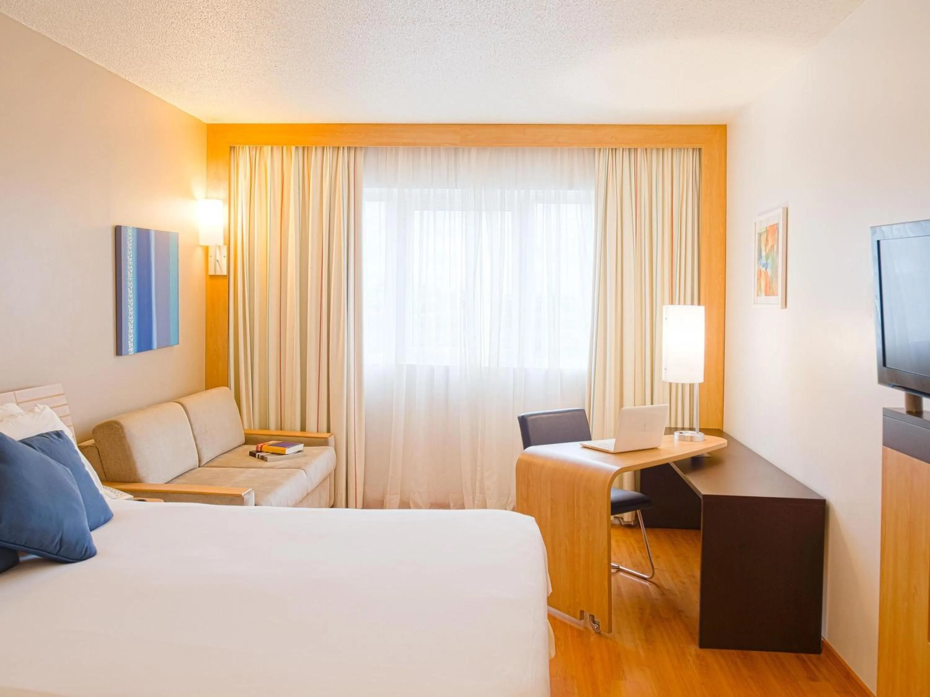 Bedroom, Bed in Novotel Porto Alegre Airport