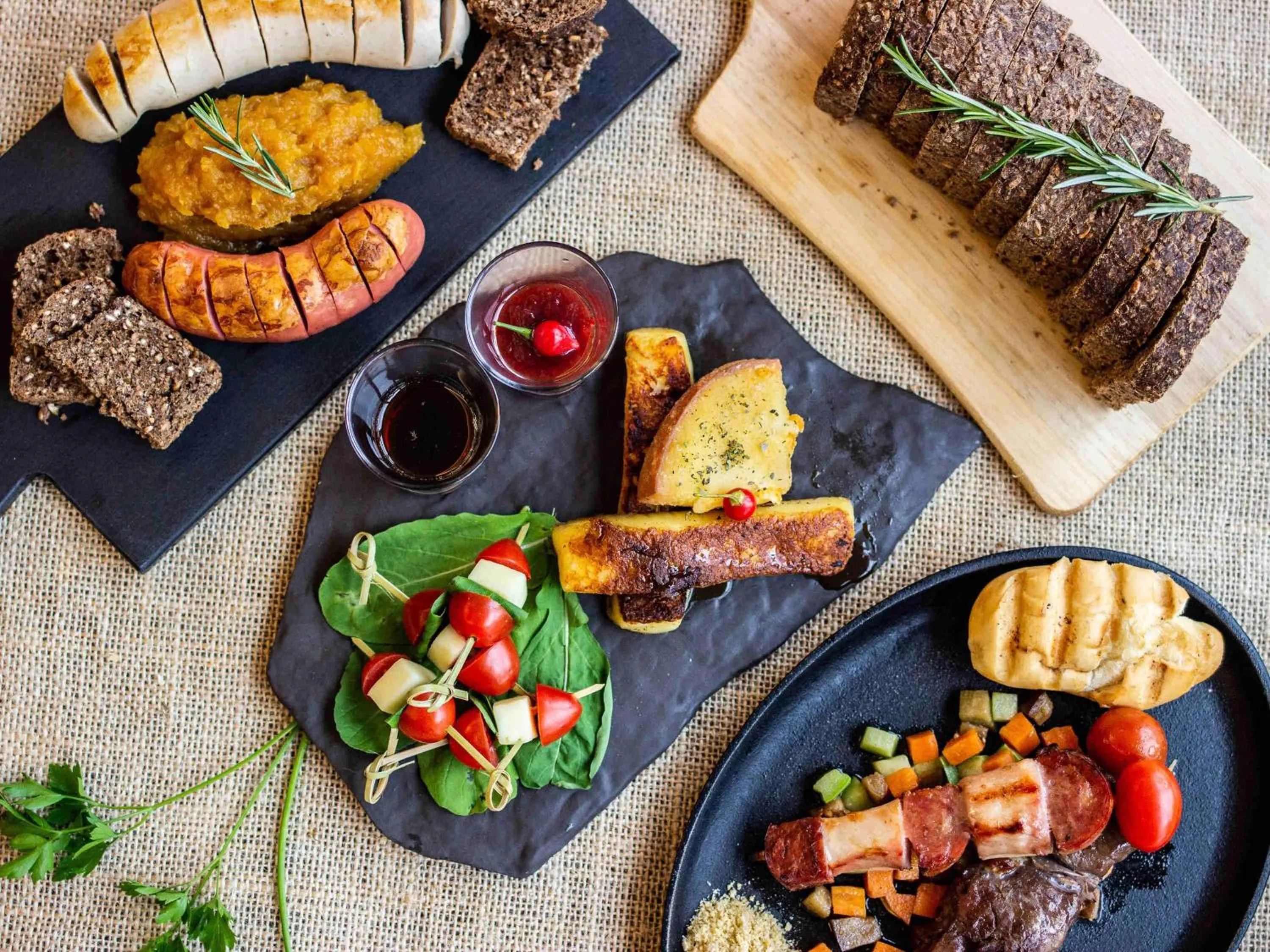 Restaurant/places to eat in Novotel Porto Alegre Airport