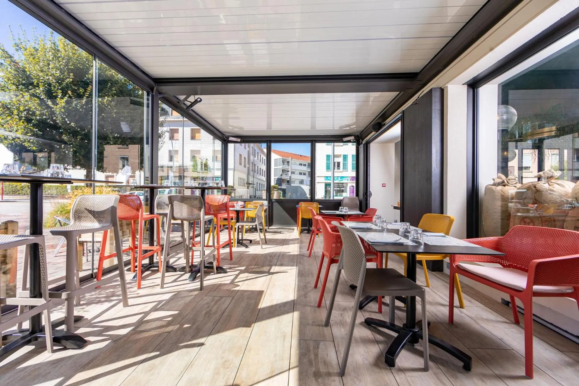 Patio in Hôtel Restaurant l'Aubergade