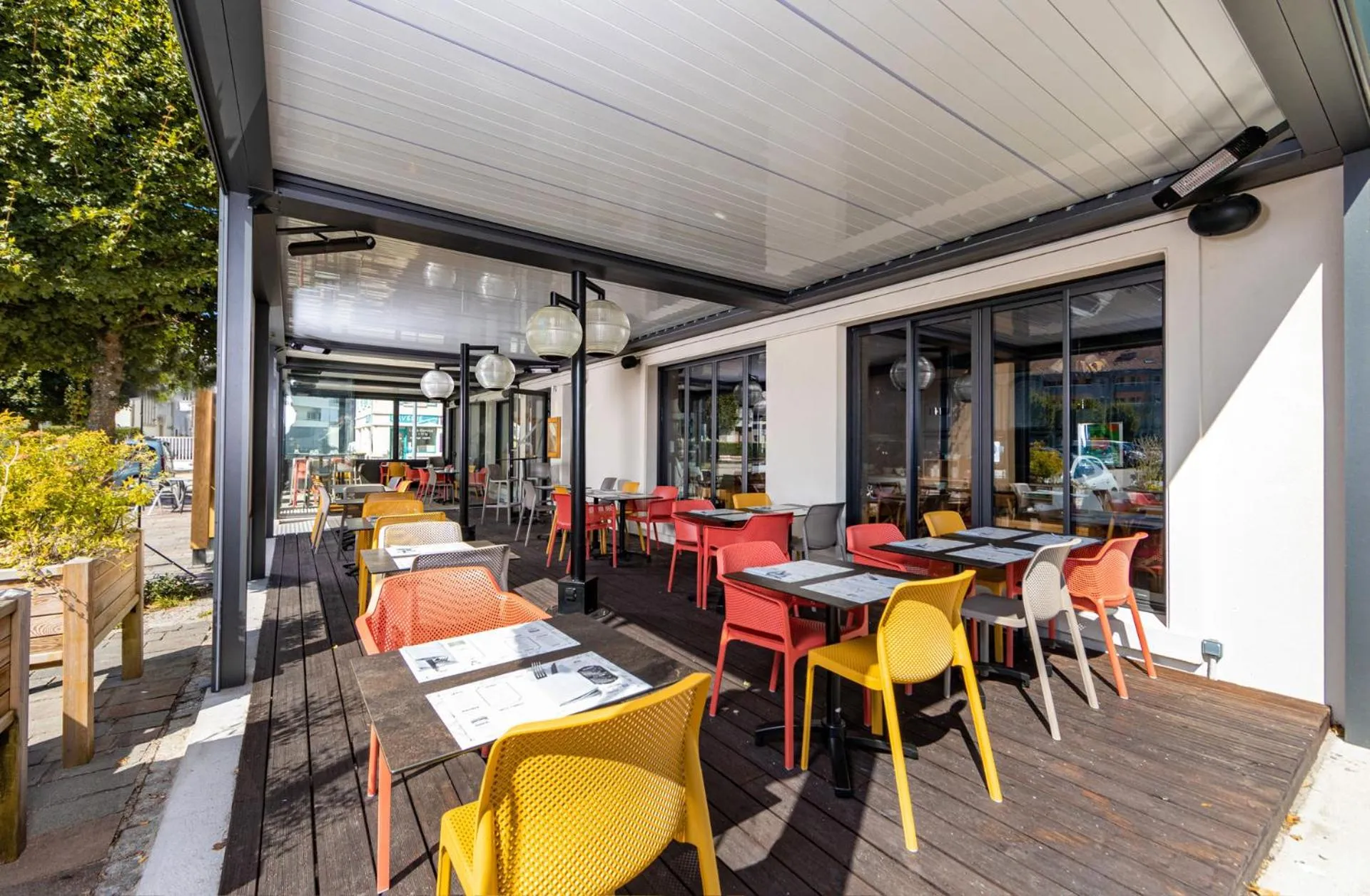 Patio in Hôtel Restaurant l'Aubergade