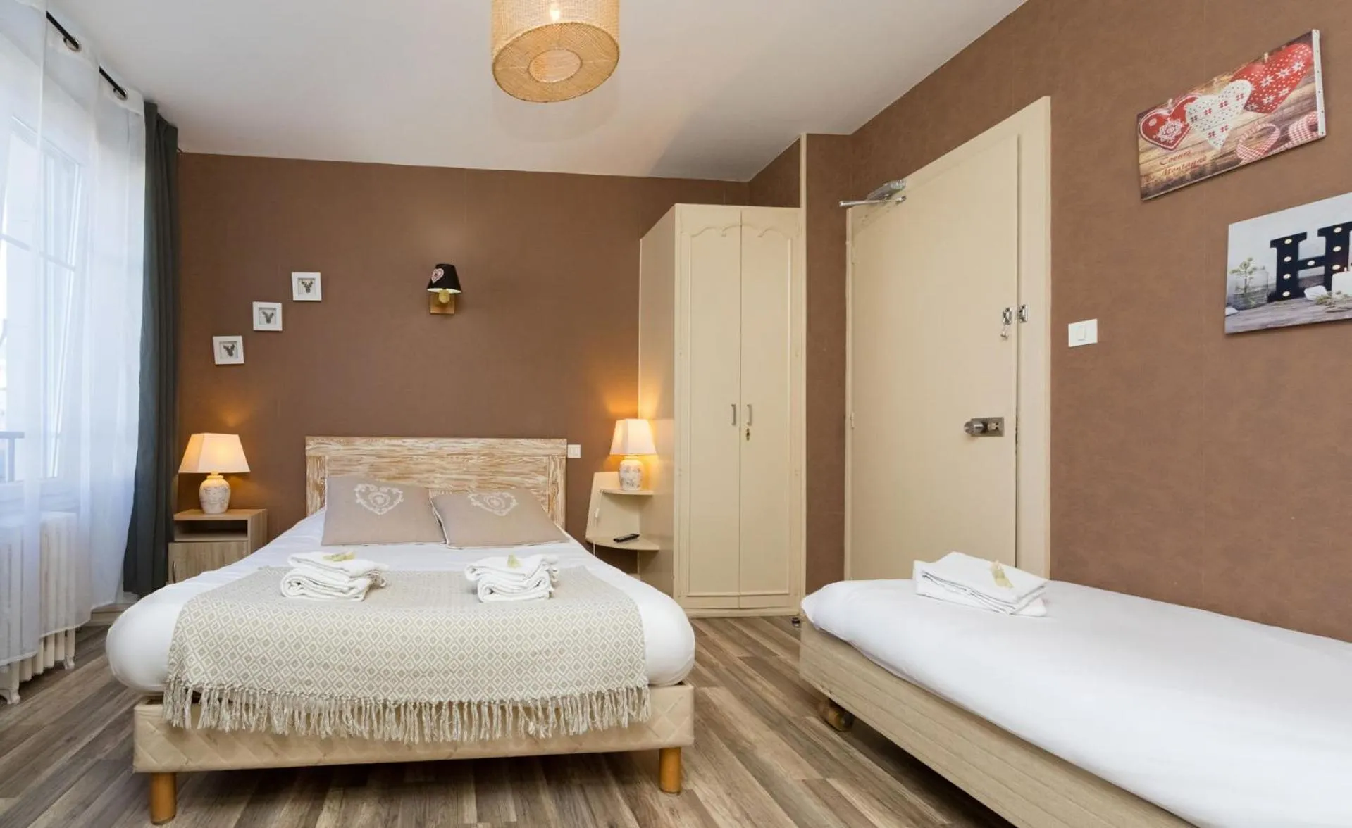 Photo of the whole room, Bed in Hôtel Restaurant l'Aubergade