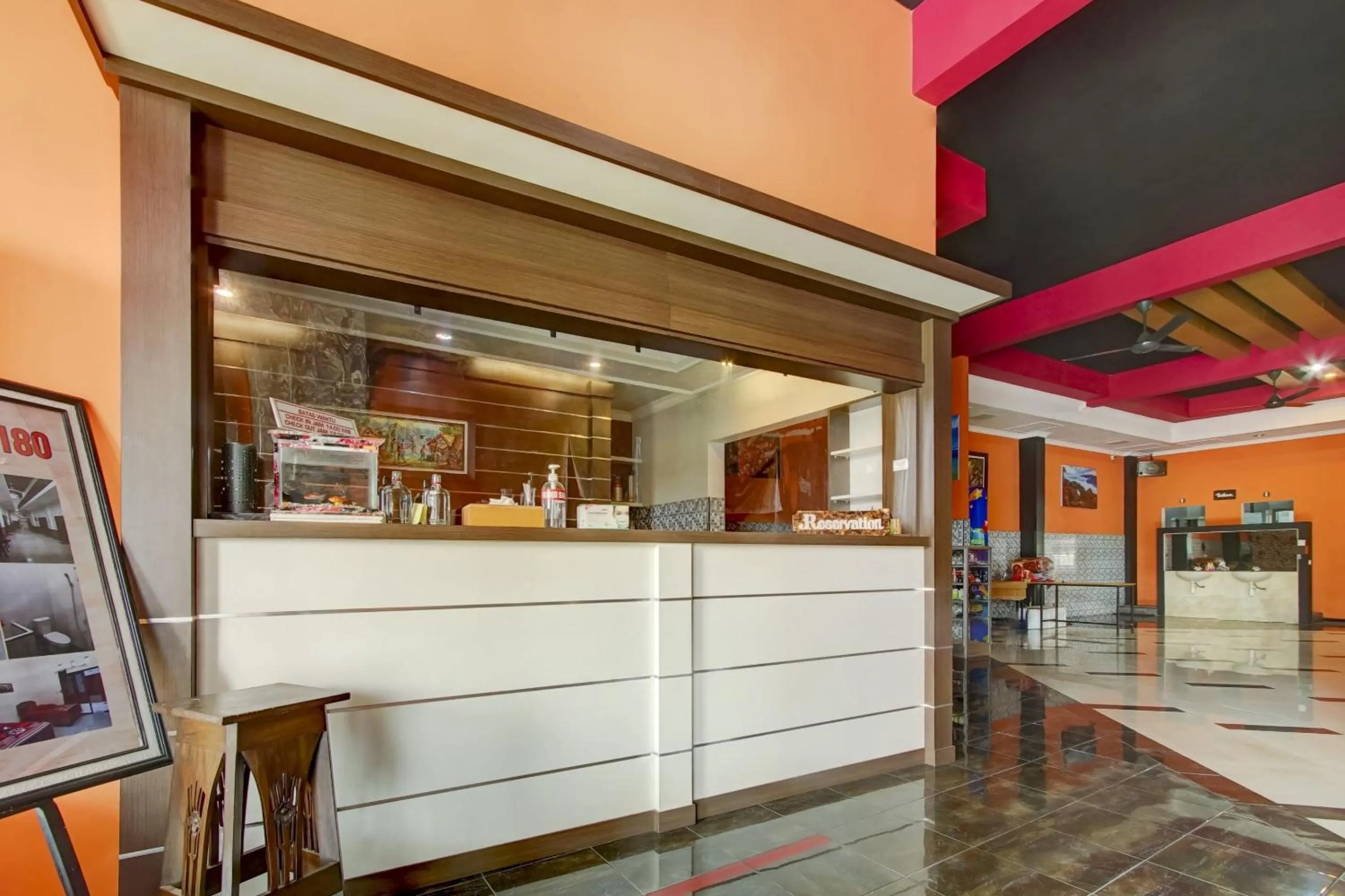 Lobby or reception in Capital O 90151 Guest House 180