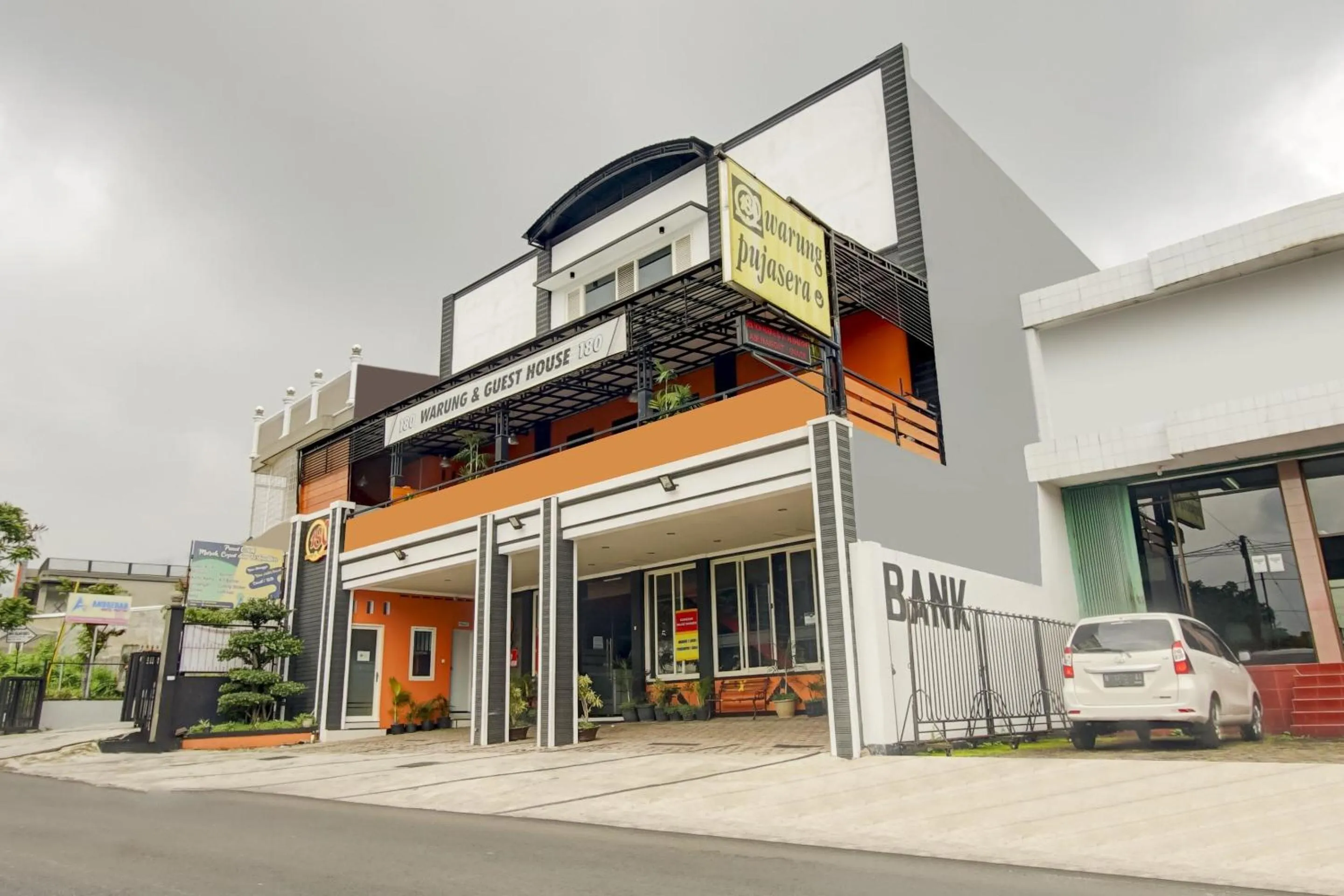 Facade/entrance in Capital O 90151 Guest House 180