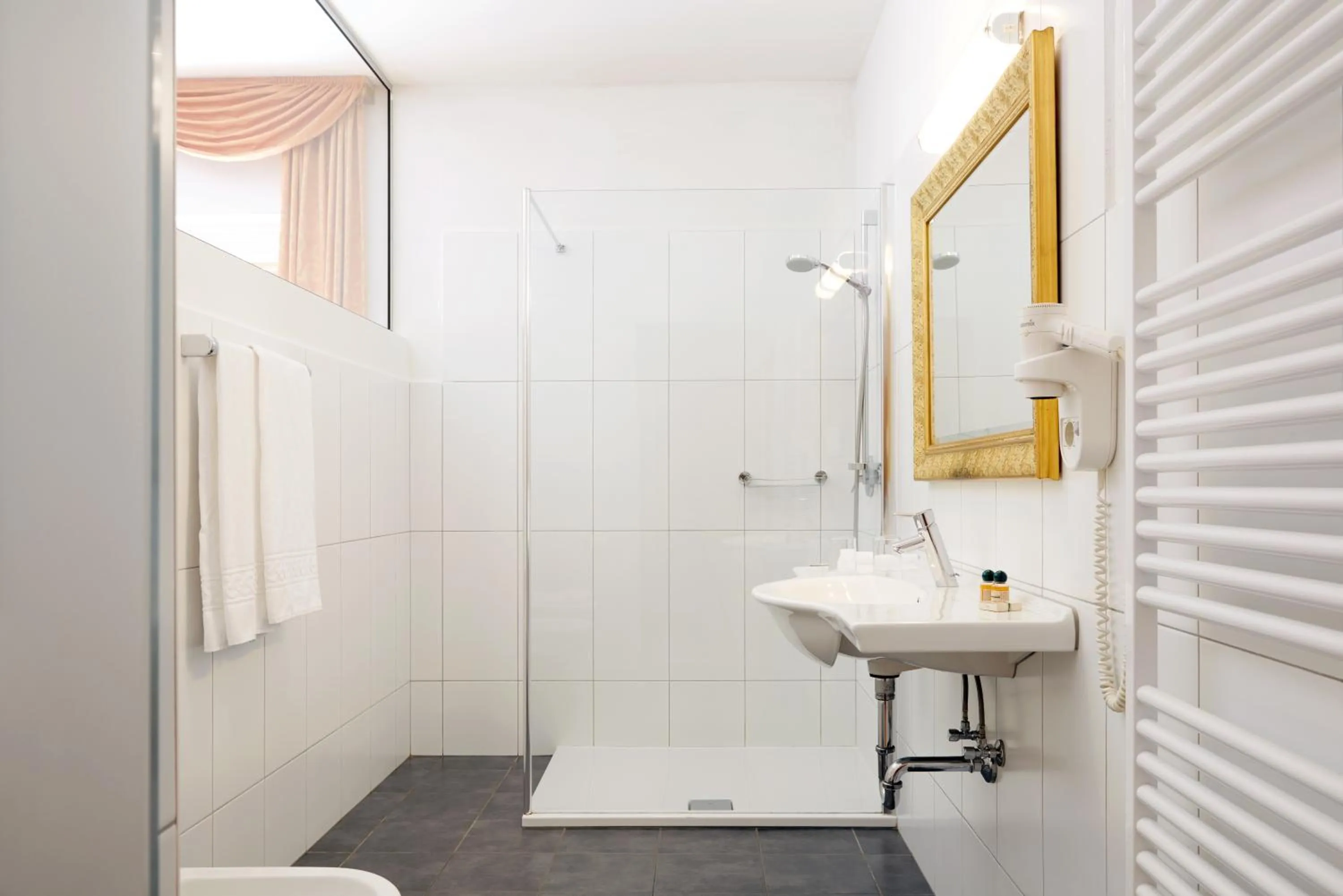 Bathroom in Parkhotel Post