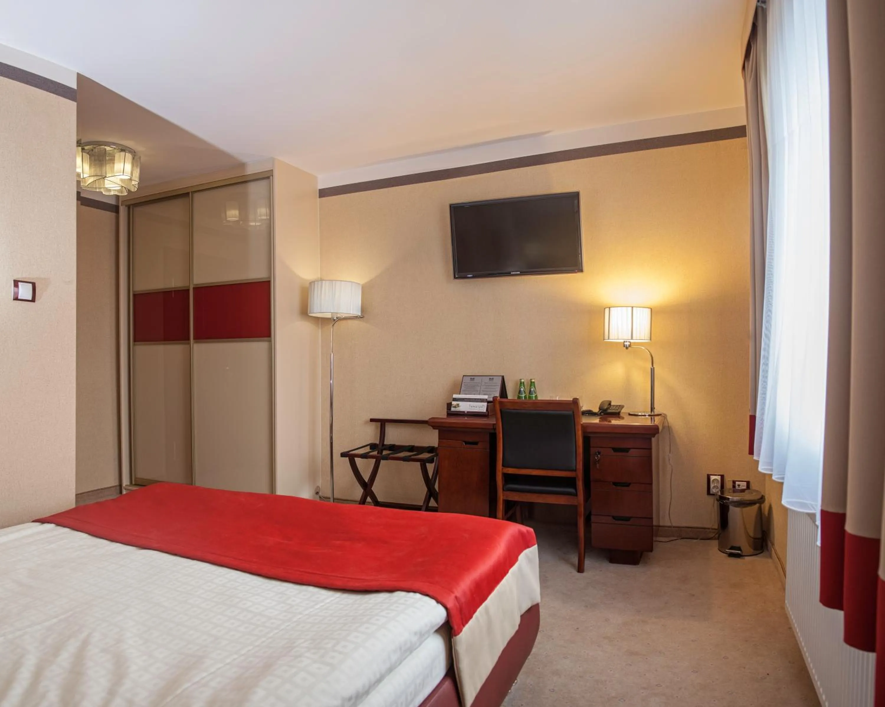 TV and multimedia, Bed in M Hotel Sosnowiec