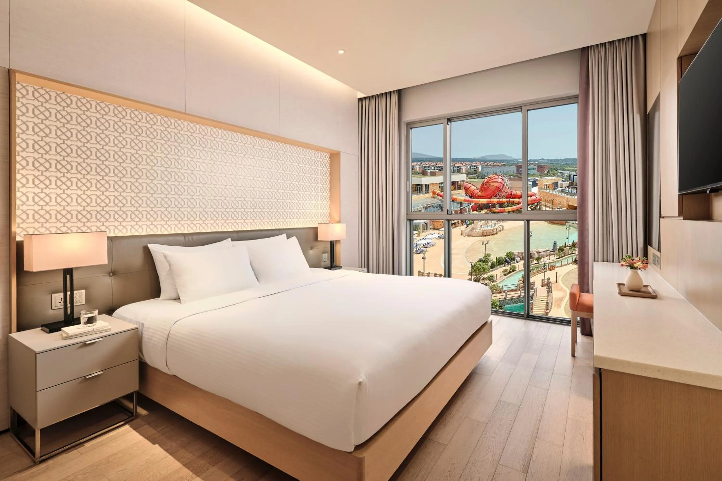 Photo of the whole room, Bed in Shinhwa Jeju Shinhwa World Hotels