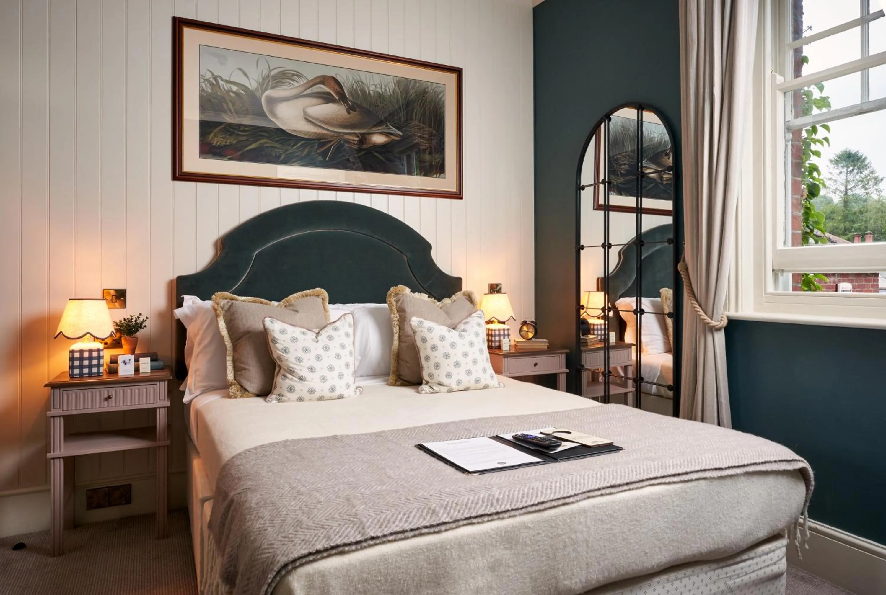 Photo of the whole room, Bed in King John Inn