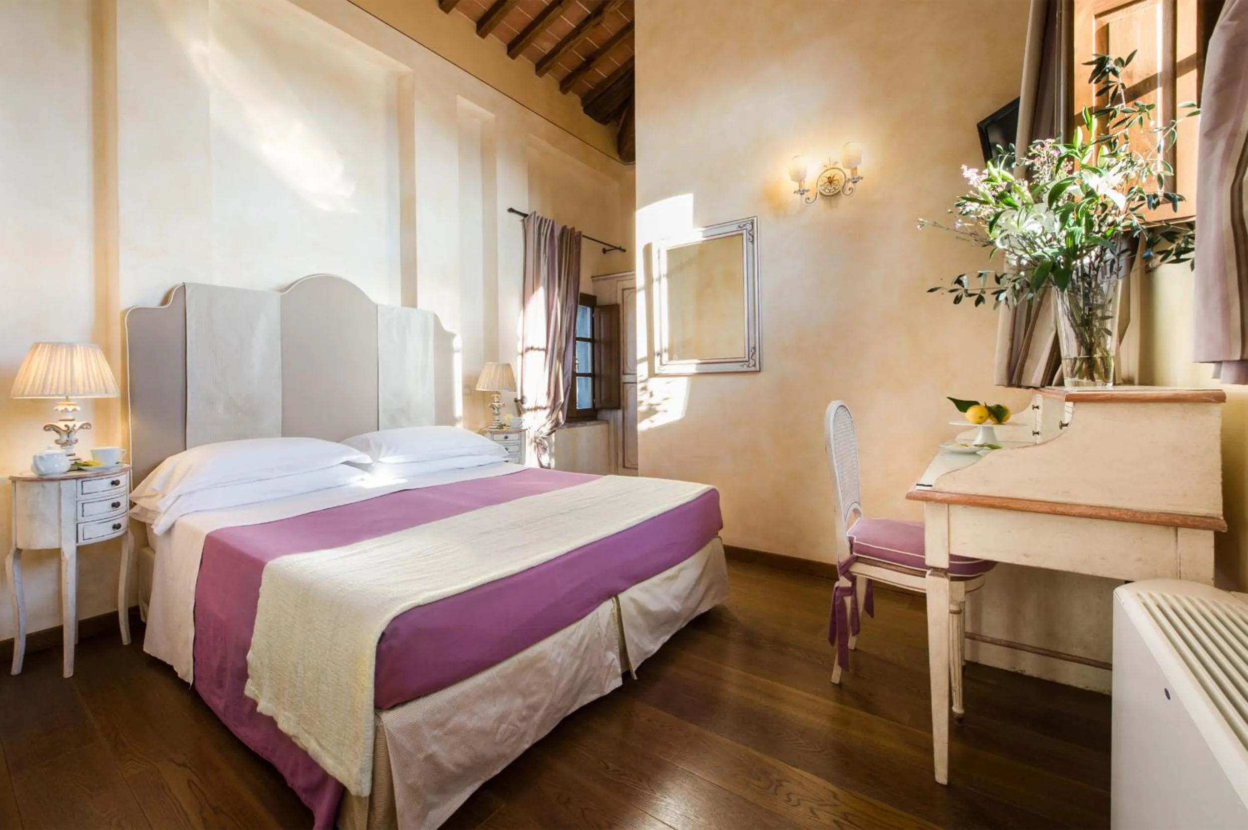 Photo of the whole room, Bed in Relais la Leopoldina
