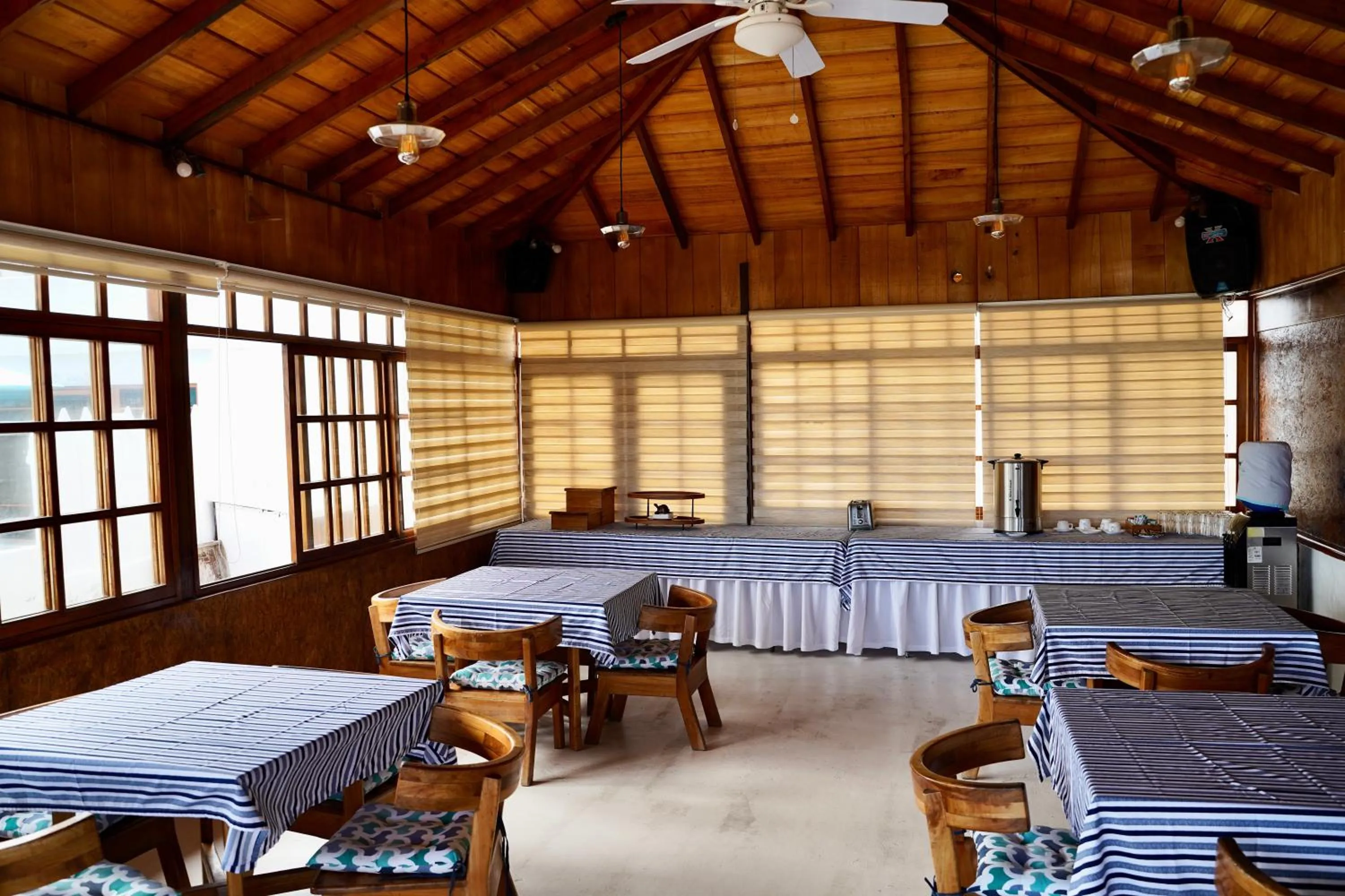 Restaurant/places to eat in Hotel Albemarle Galapagos Beachfront