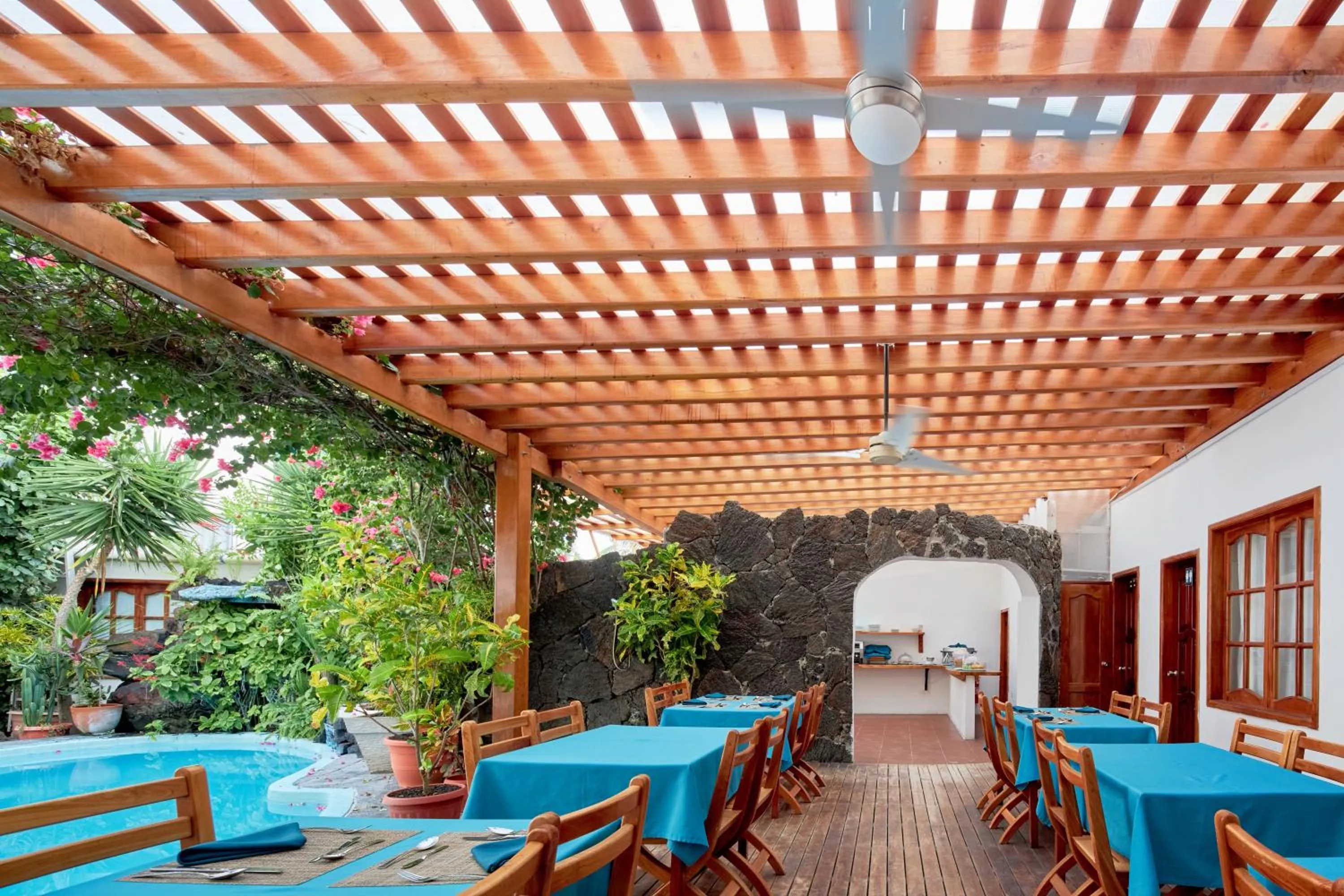 Restaurant/places to eat in Hotel Albemarle Galapagos Beachfront