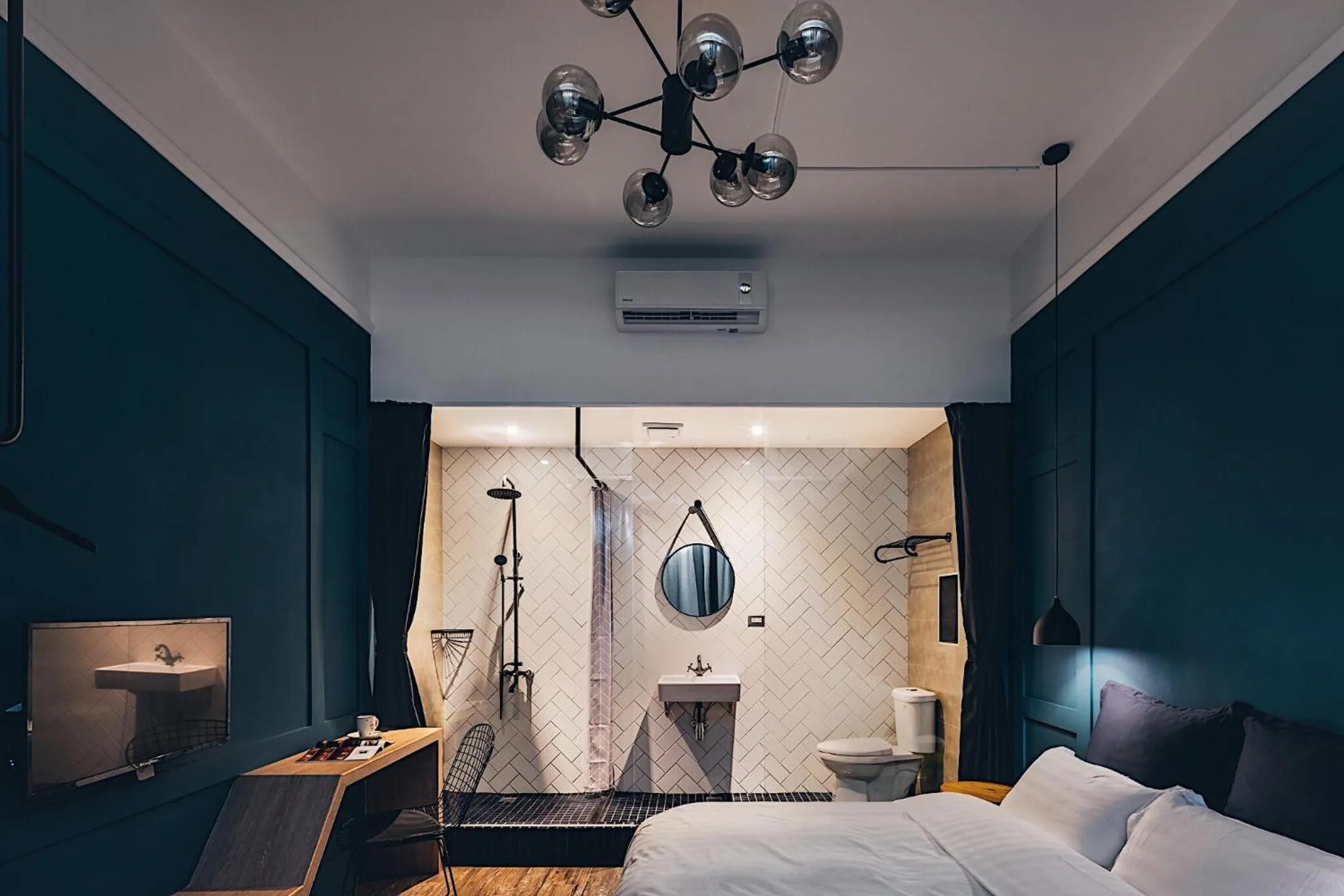 Bathroom, Bed in The Gatsby Apartment