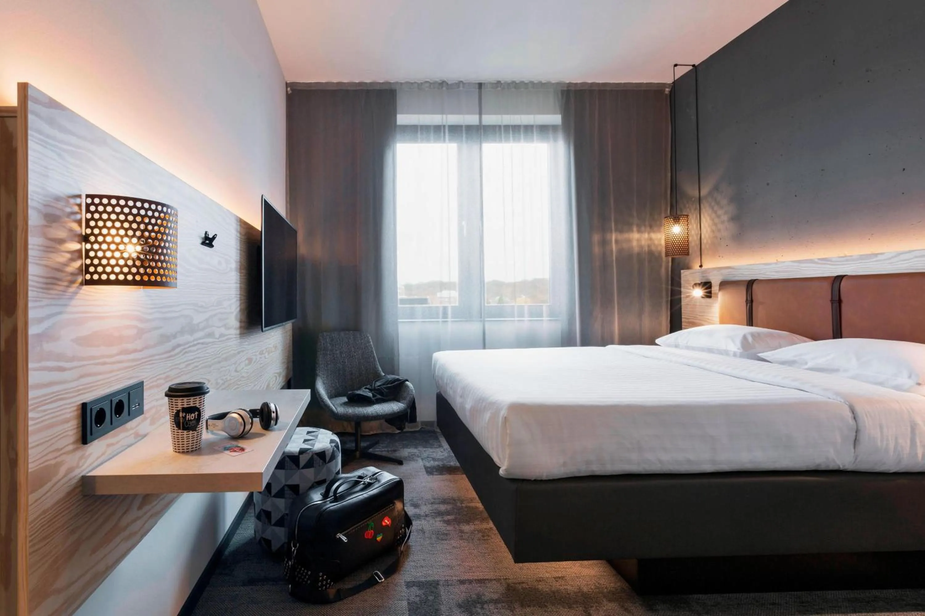 Photo of the whole room, Bed in Moxy Duesseldorf South