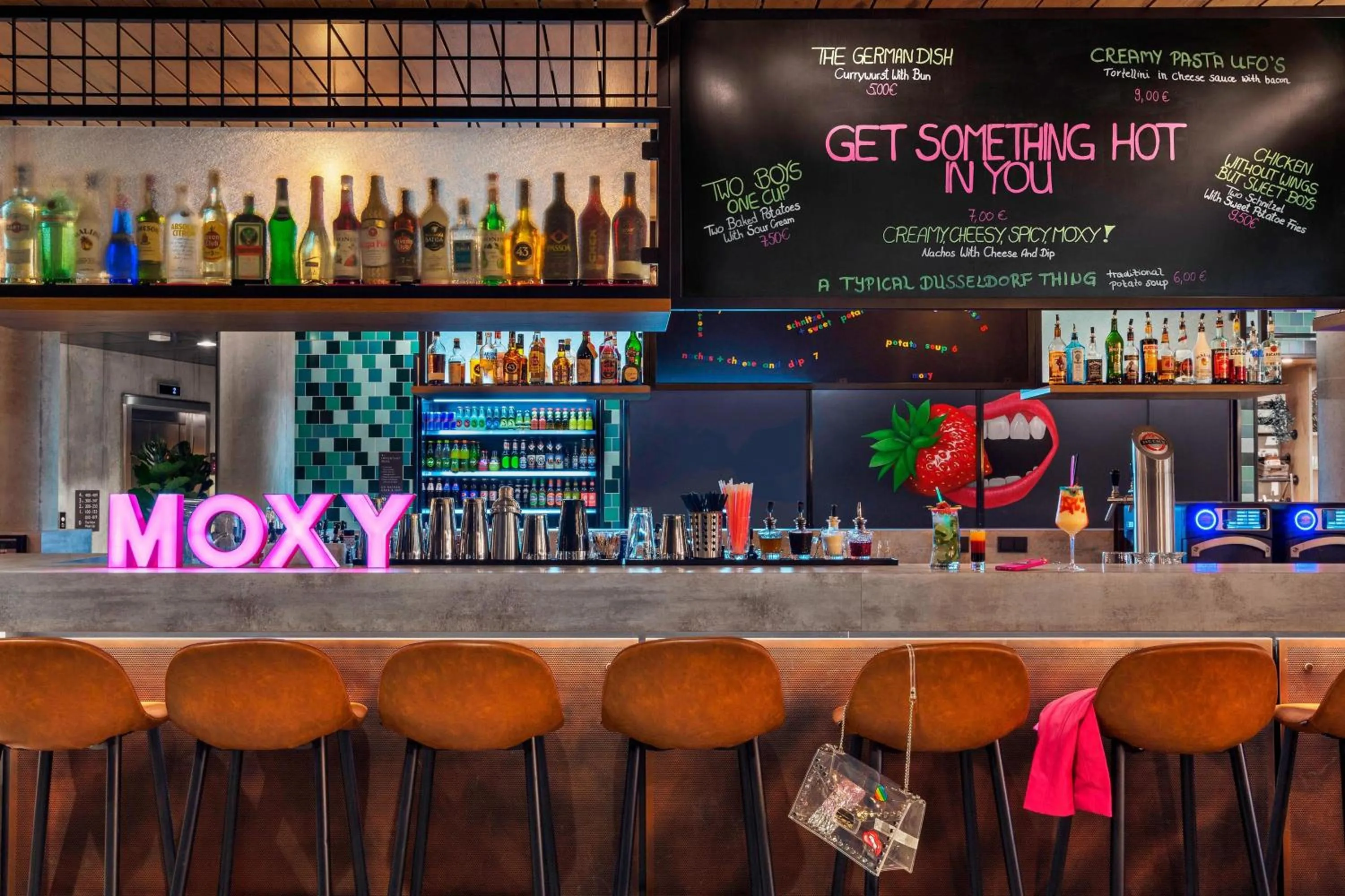 Lounge or bar in Moxy Duesseldorf South