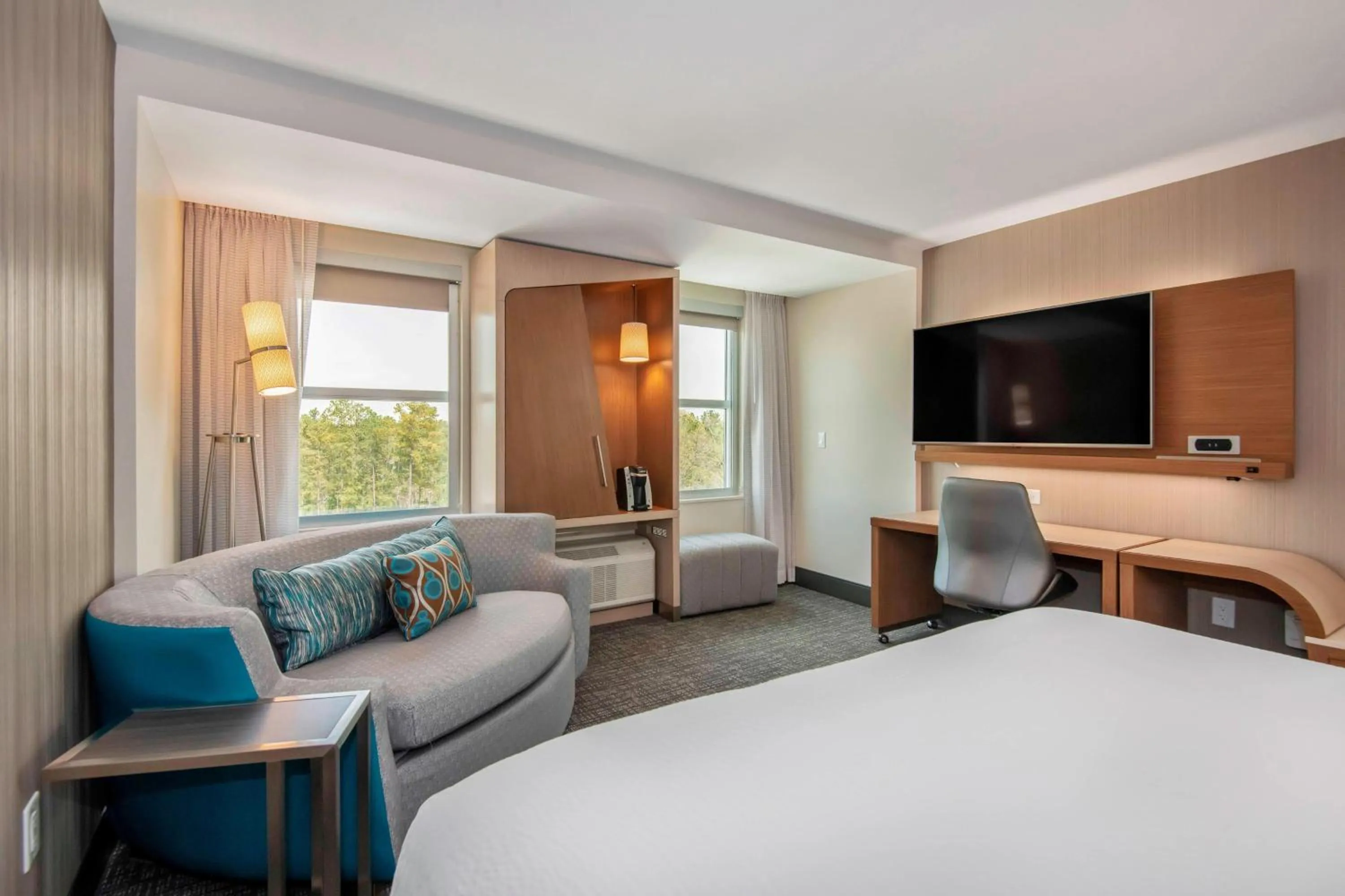 Photo of the whole room, Bed in Courtyard by Marriott Raleigh Cary/Parkside Town Commons