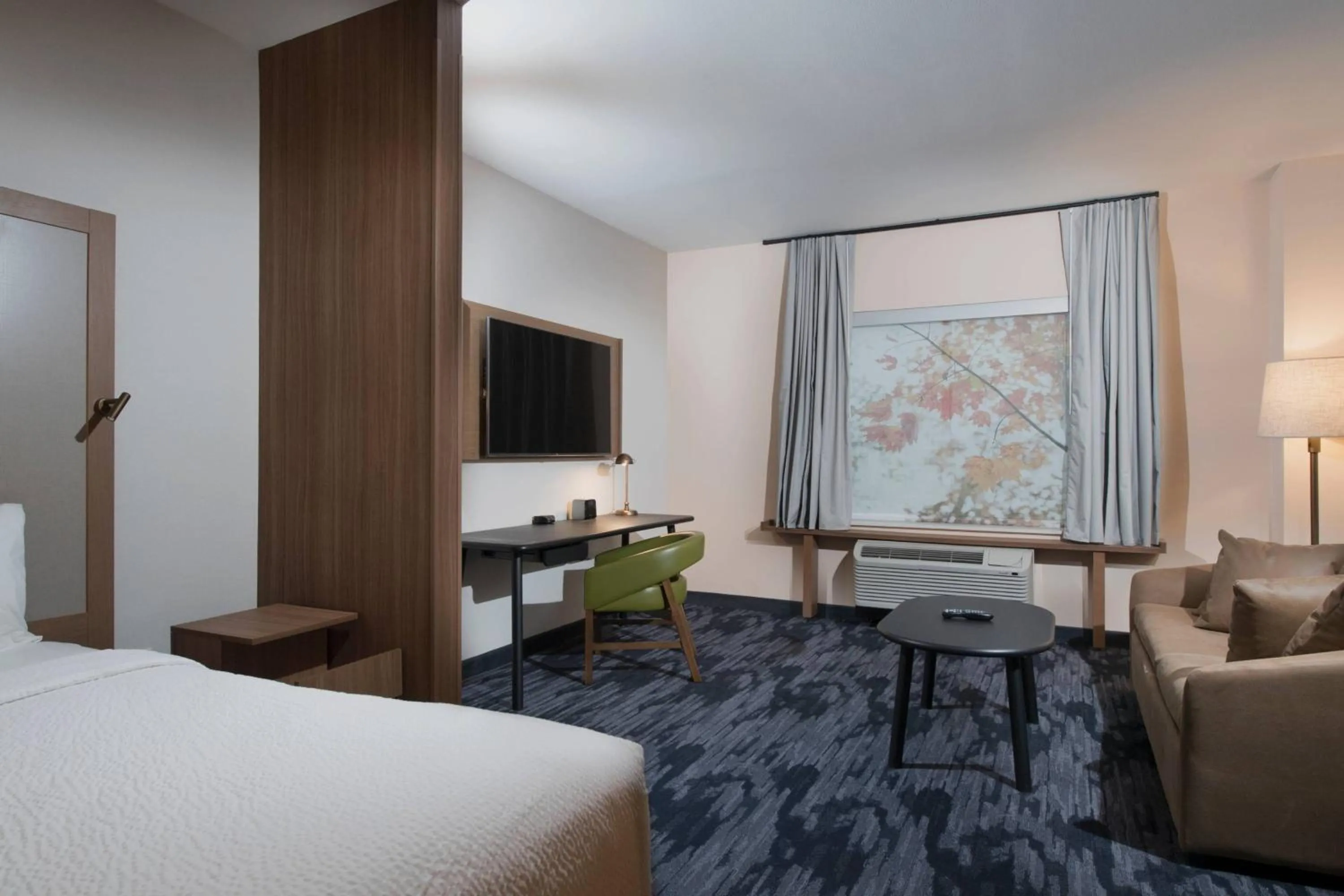 Photo of the whole room, Bed in Fairfield Inn & Suites by Marriott Tyler South