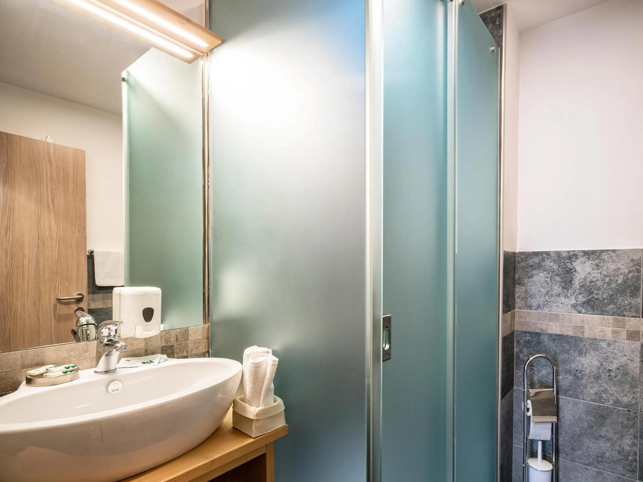 Shower in Albergo Panorama