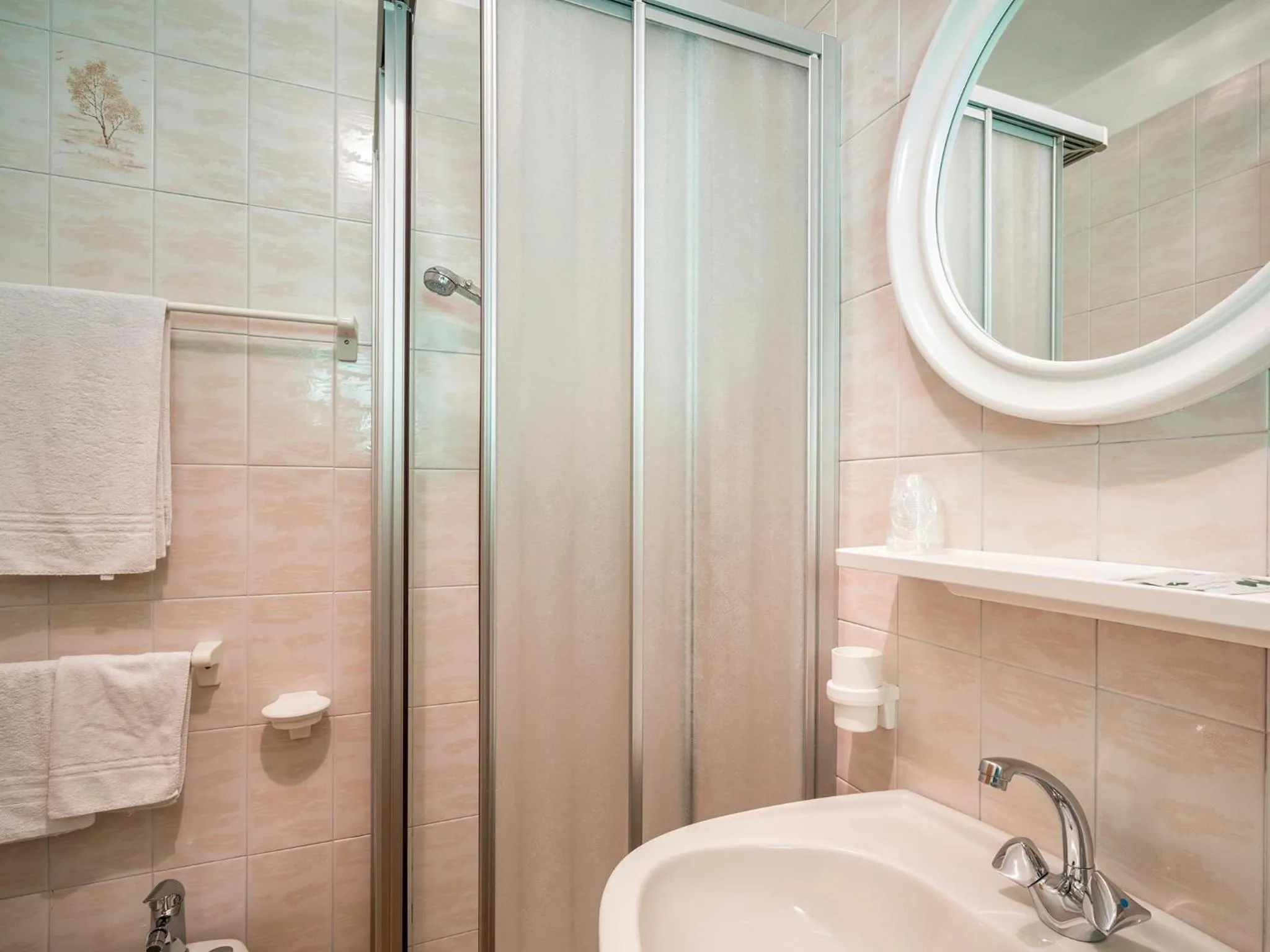 Shower in Albergo Panorama