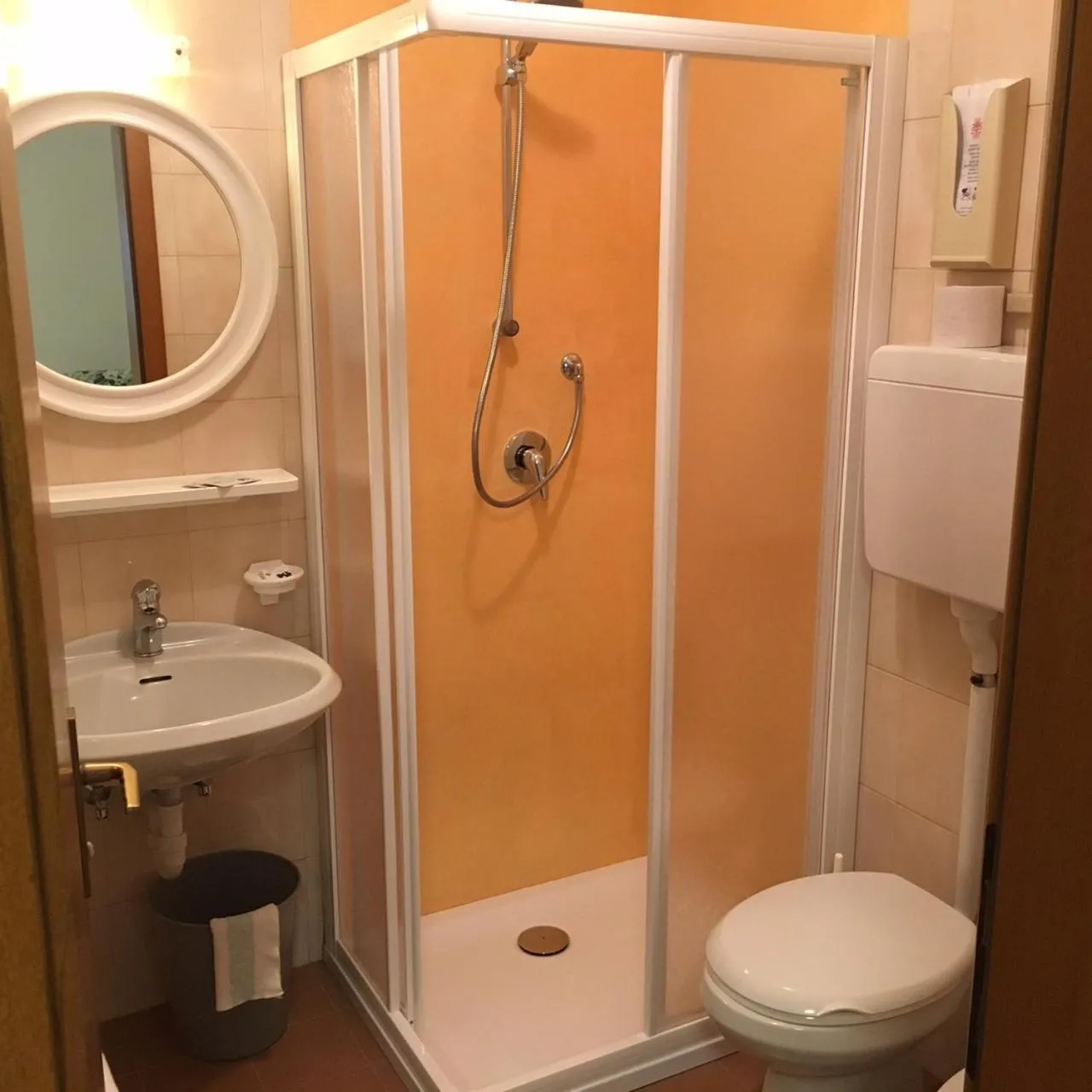 Shower in Albergo Panorama