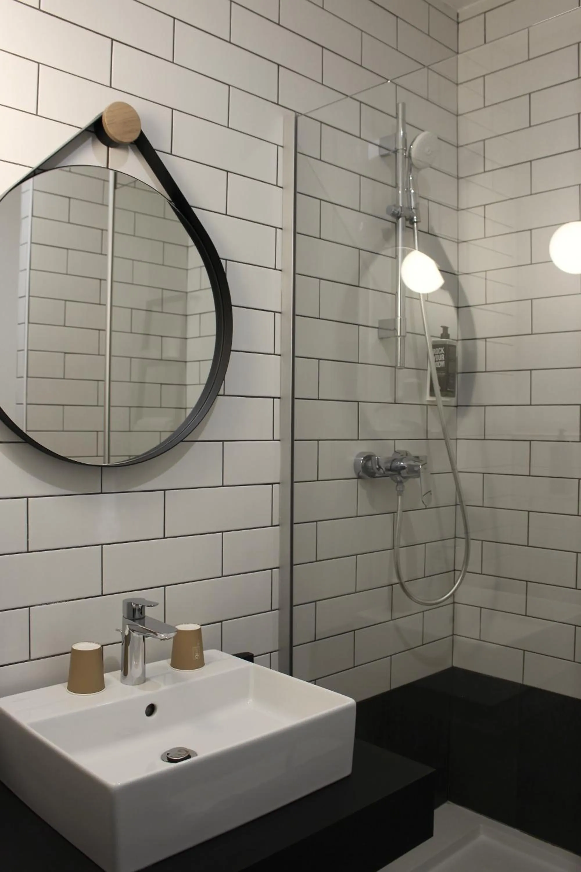 Shower in ibis Dijon Sud