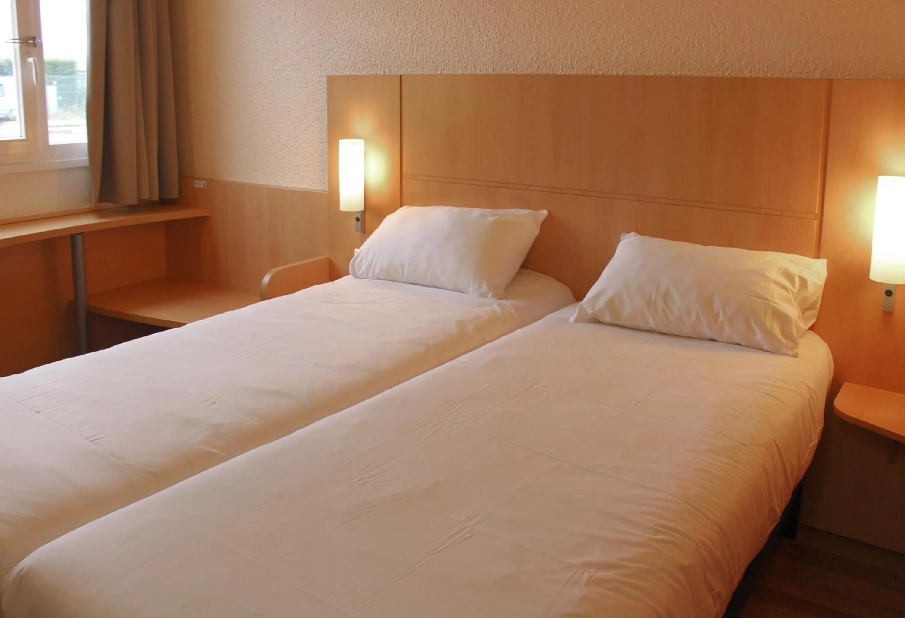 Bed in ibis Dijon Sud