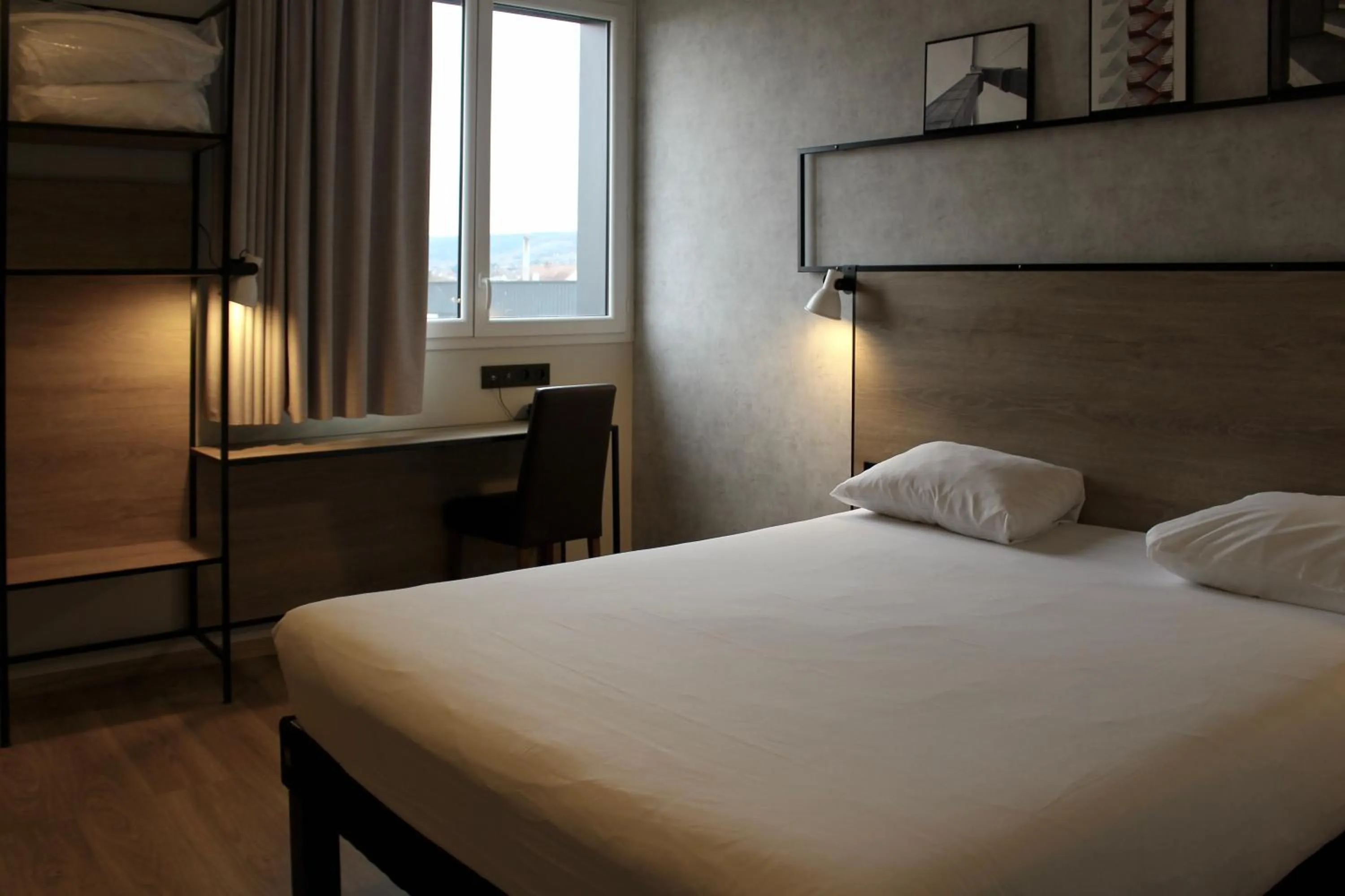 Bed in ibis Dijon Sud