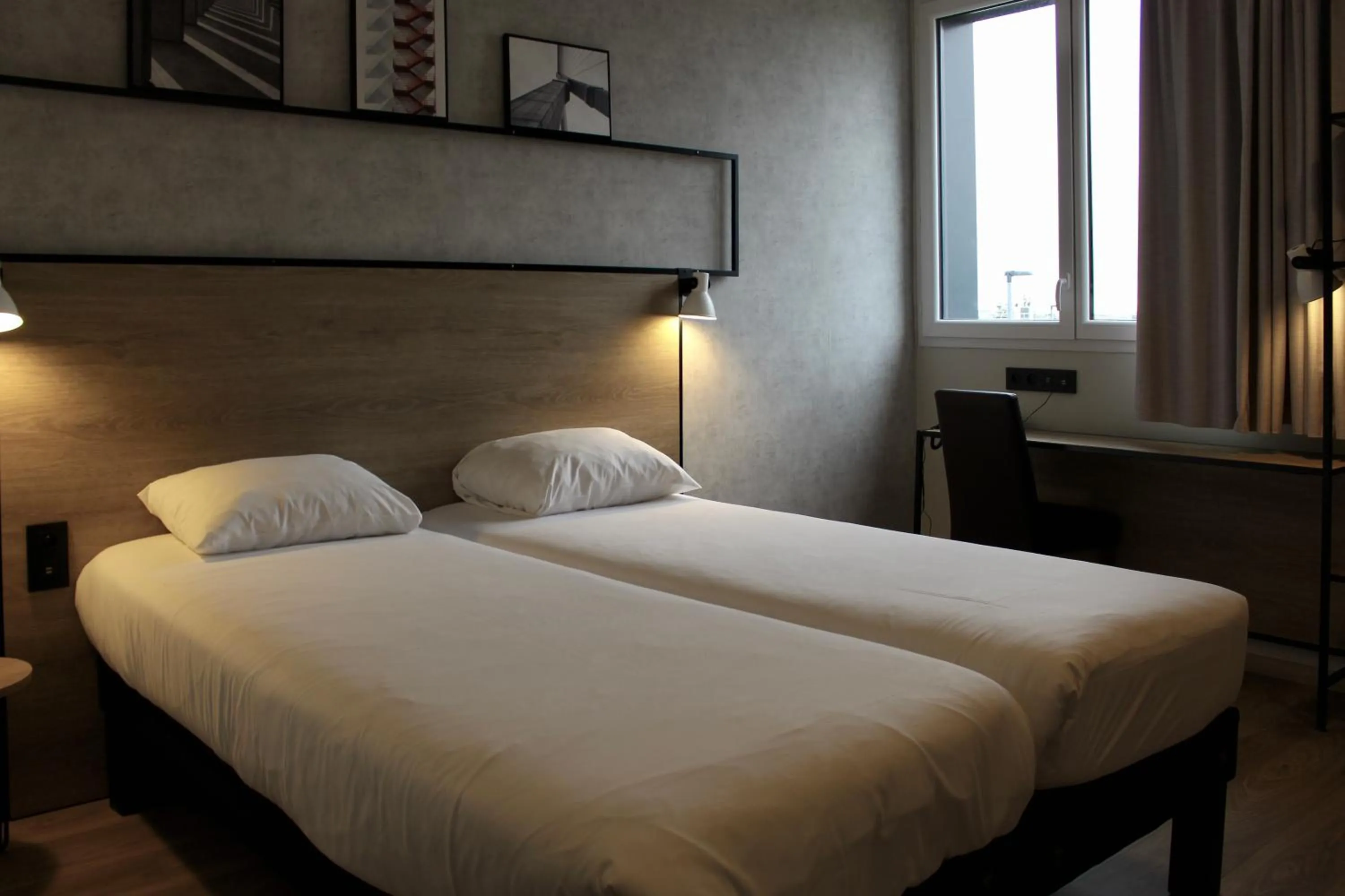 Bed in ibis Dijon Sud