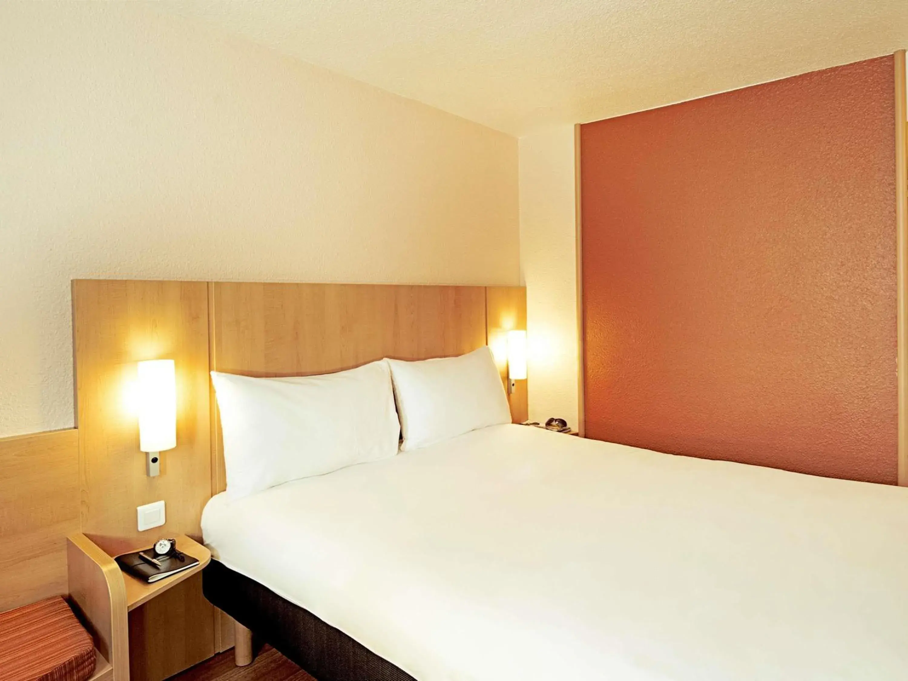 Standard Room with One Double Bed and One Single Bed in ibis Dijon Sud Standard Room with One Double Bed and One Single Bed in ibis Dijon Sud
