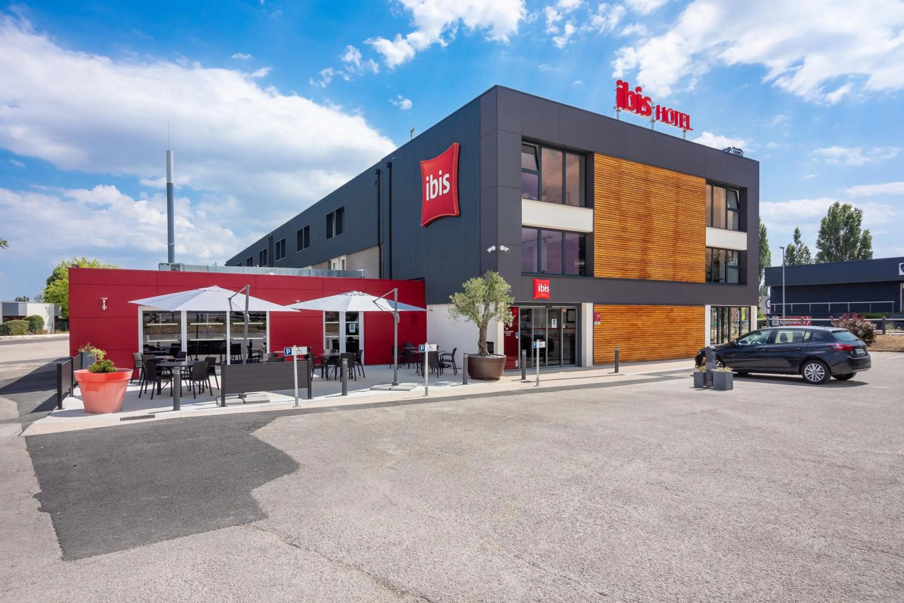 Parking in ibis Dijon Sud