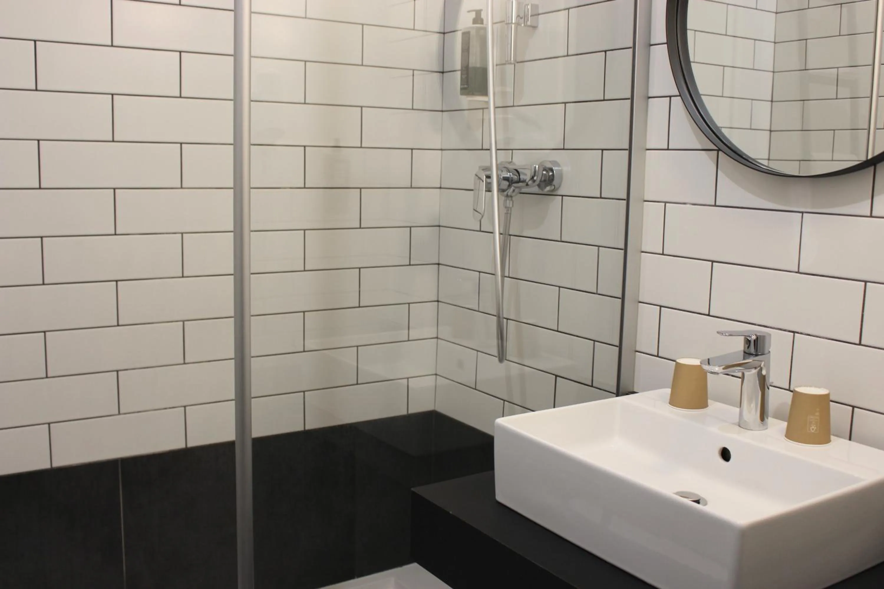 Shower in ibis Dijon Sud