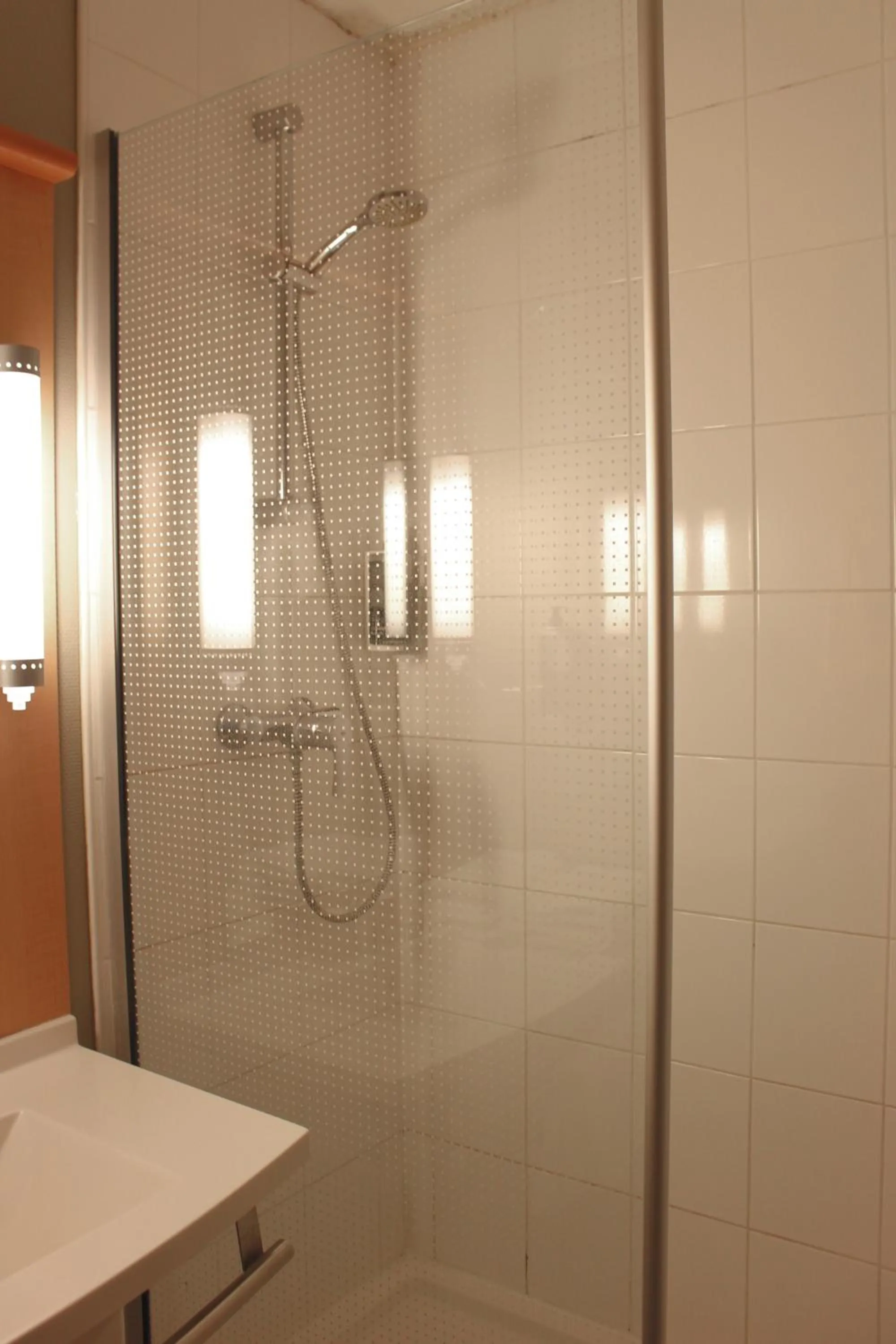 Shower in ibis Dijon Sud